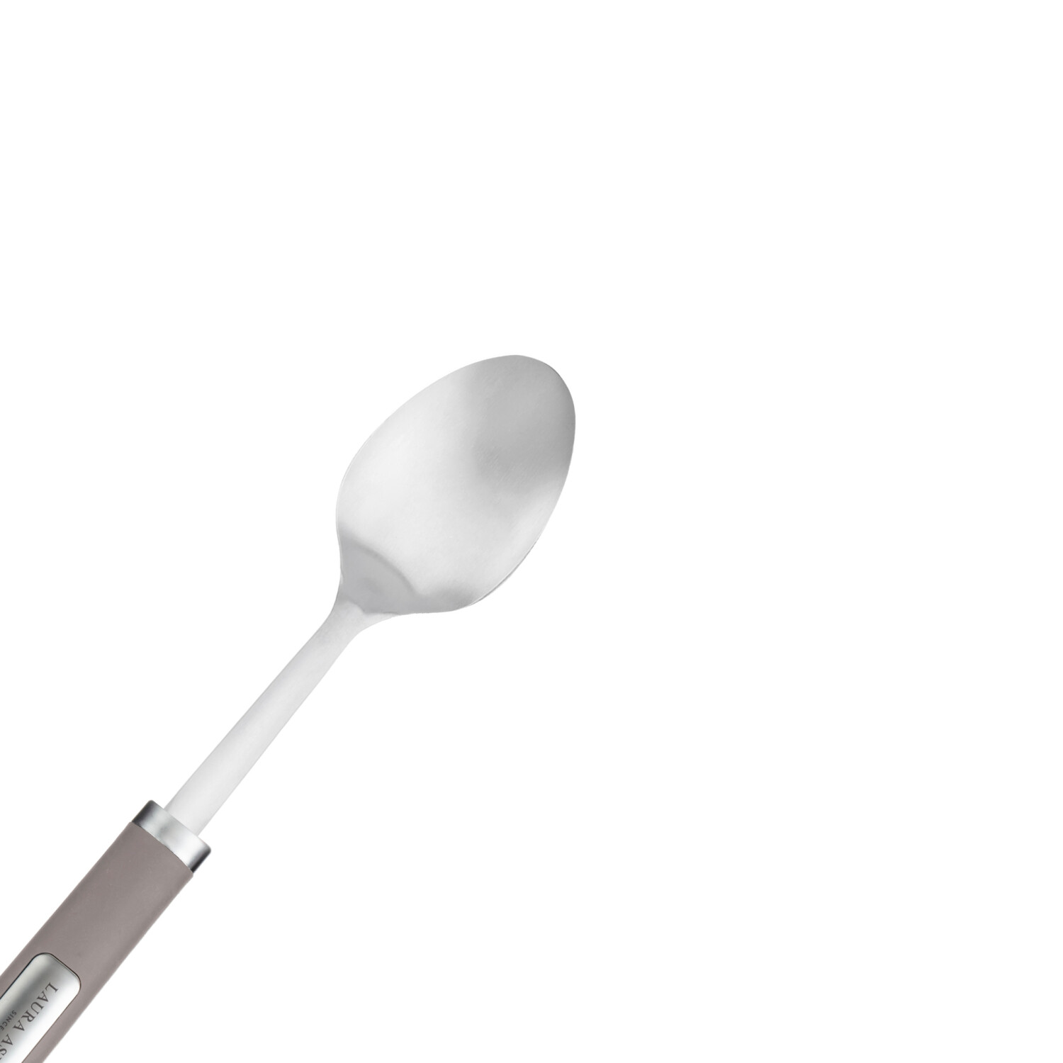 Ein Metalllöffel mit grauem Griff. Der Löffel ist gegen einen weißen Hintergrund nach oben rechts geneigt.