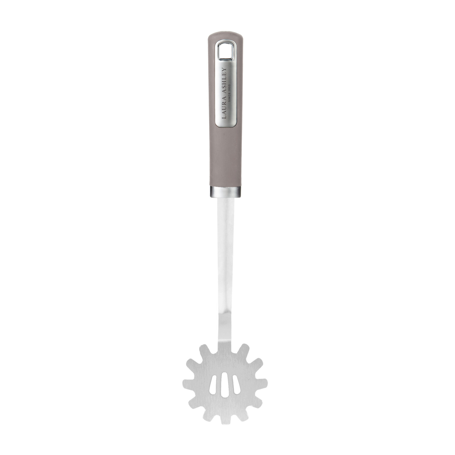 Ein Spaghetti-Servierer mit grauem Griff, einem silbernen Metallteil und einem geschlitzten Kopf auf weißem Hintergrund.