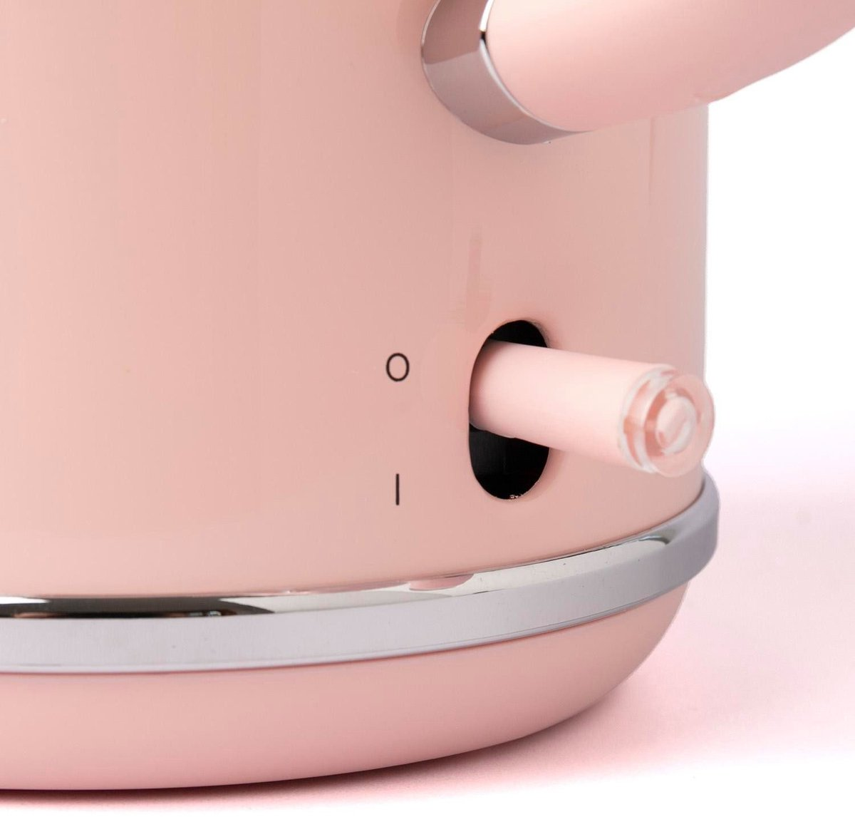 Nahaufnahme eines rosa Wasserkochers. Der Ein-/Ausschalter ist sichtbar, mit einem transparenten Kunststoffende. Der Wasserkocher hat eine silberne Zierleiste.