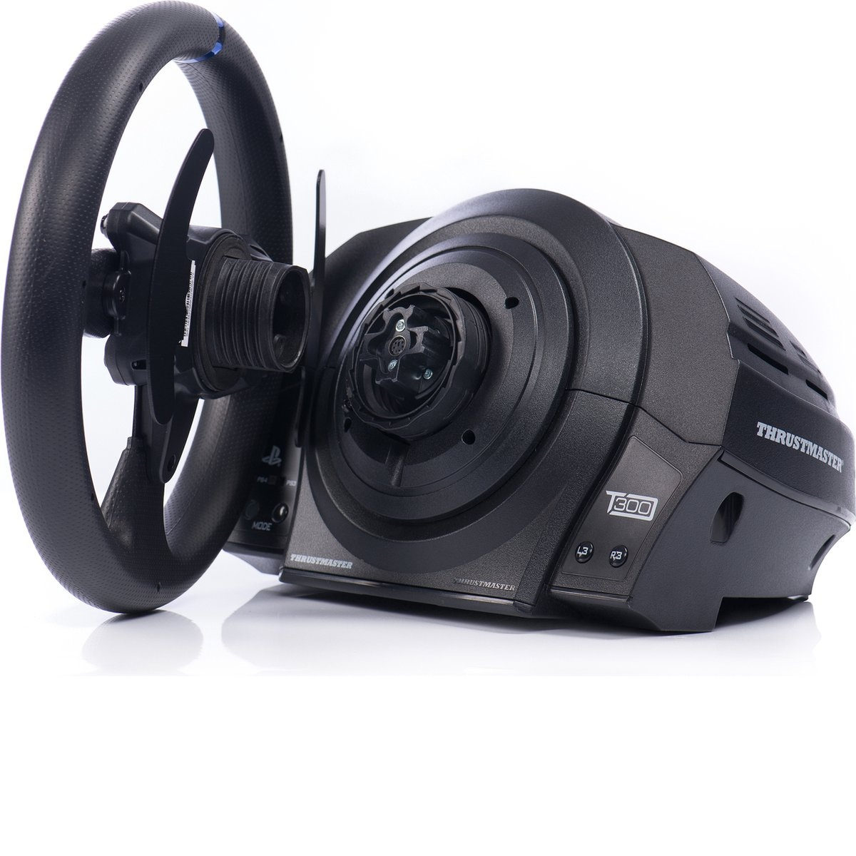 Un volante de carreras Thrustmaster T300 negro sobre fondo blanco. El volante está inclinado a la izquierda, mostrando detalles.