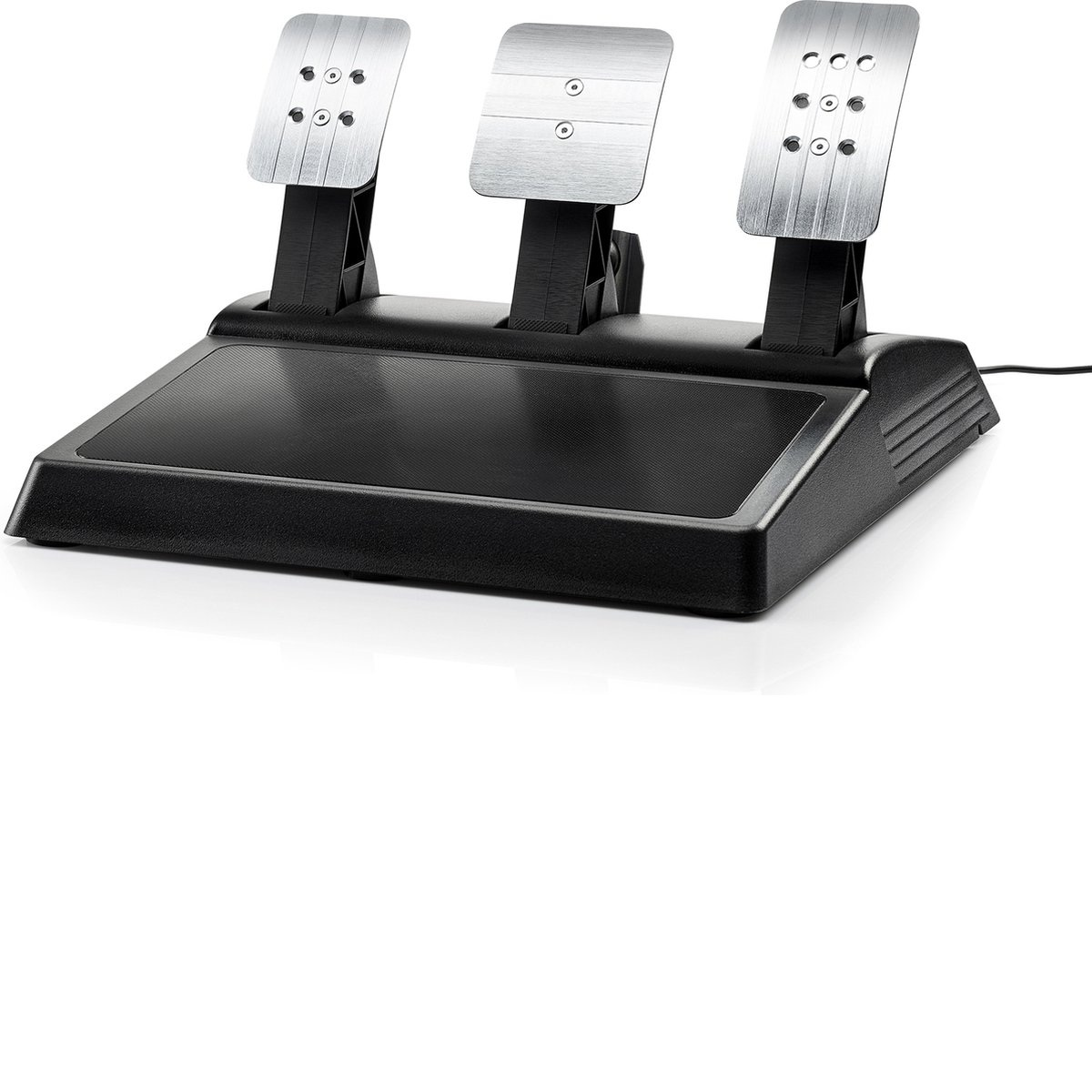 Un juego de pedales de carreras negro con tres pedales plateados. Se asienta sobre una base negra. El fondo es blanco.