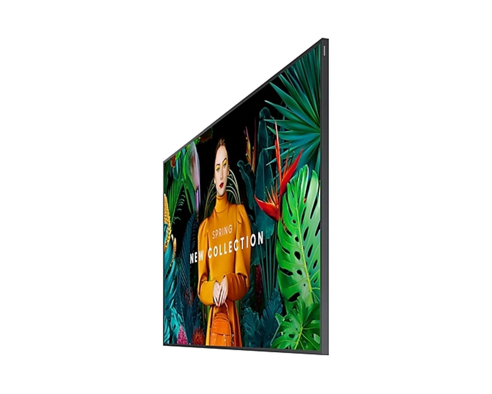 Un televisore mostra una donna in abito giallo, circondata da piante tropicali. Il testo 'SPRING NEW COLLECTION' è visibile.