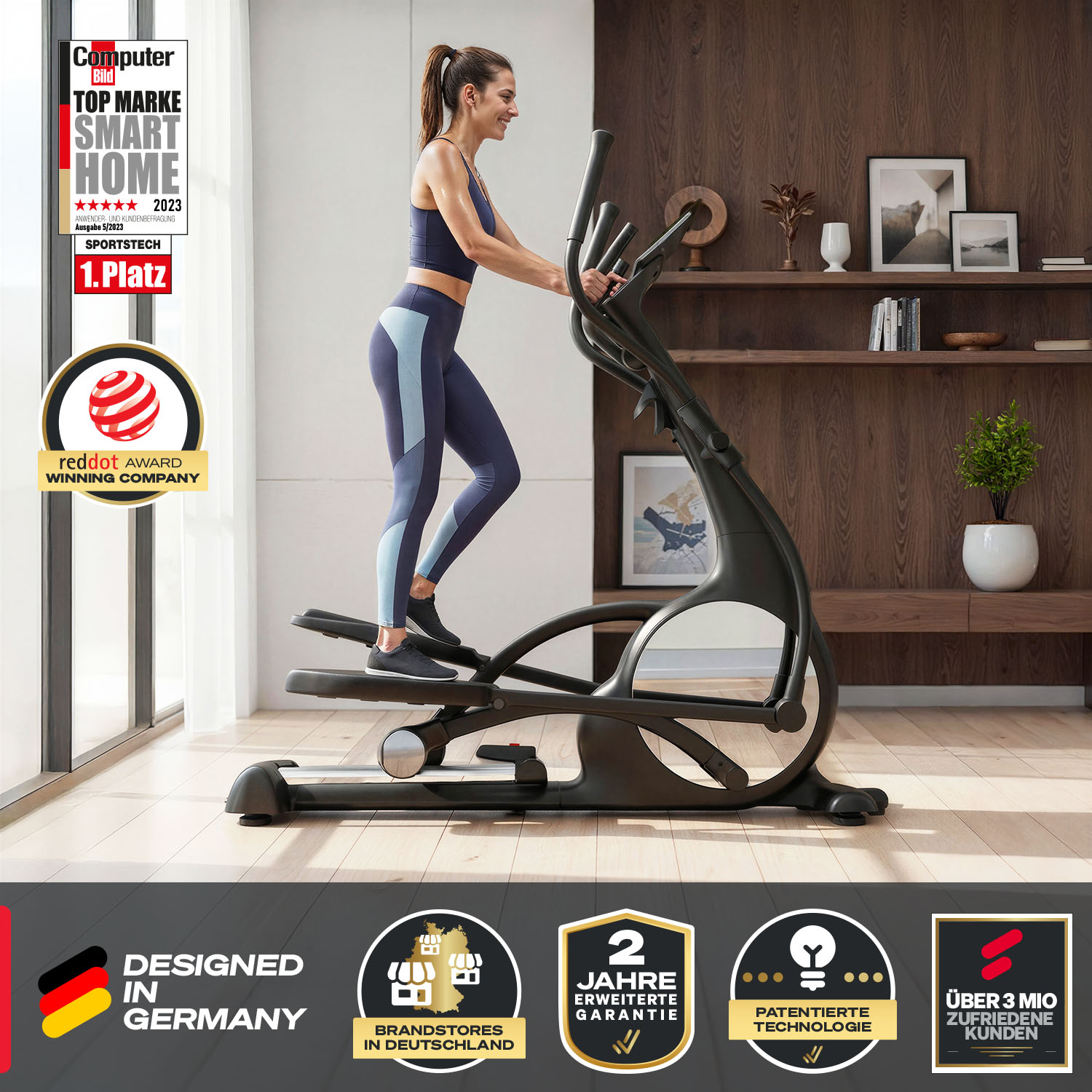 Eine Frau trainiert auf einer schwarzen Ellipsenmaschine. Im Hintergrund ein Holzschrank mit Dekorationen und Auszeichnungen.