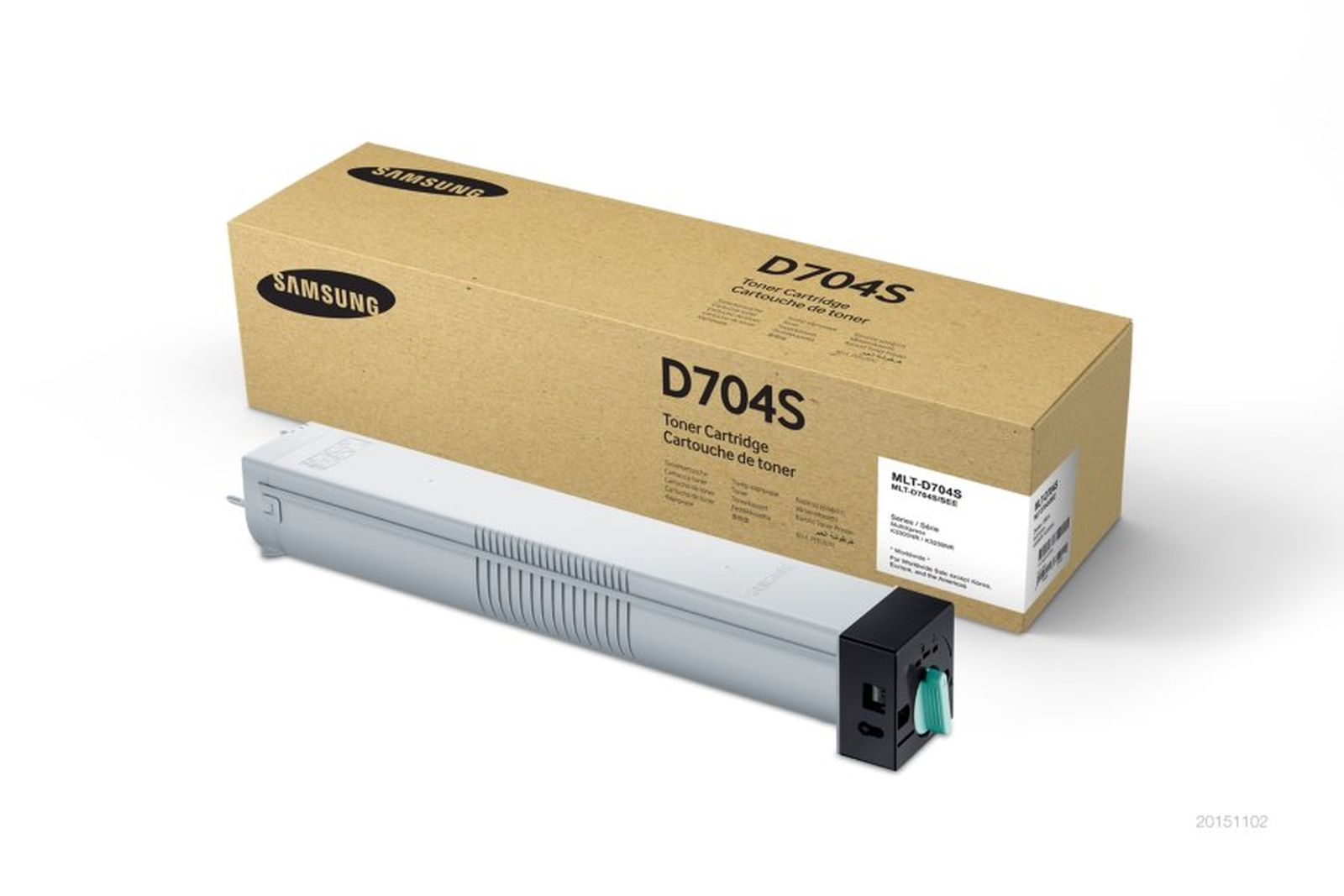 Una cartuccia toner Samsung D704S e la sua scatola sono su una superficie bianca. La scatola è beige con il nome del prodotto.