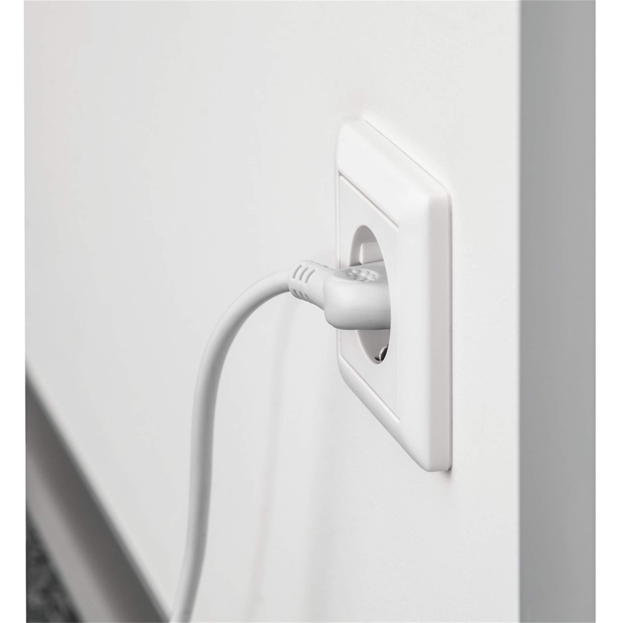 Eine weiße Steckdose mit einem weißen Stecker. Ein weißes Kabel verläuft vom Stecker nach links.