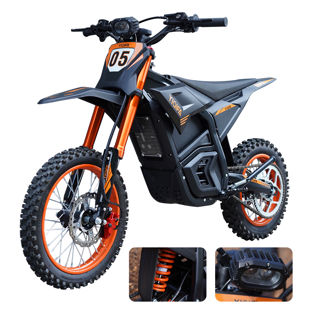 Schwarz-oranges Elektro-Dirtbike. Zu den Merkmalen gehören Stollenreifen, orangefarbene Federung und eine Digitalanzeige mit der Nummer 05.