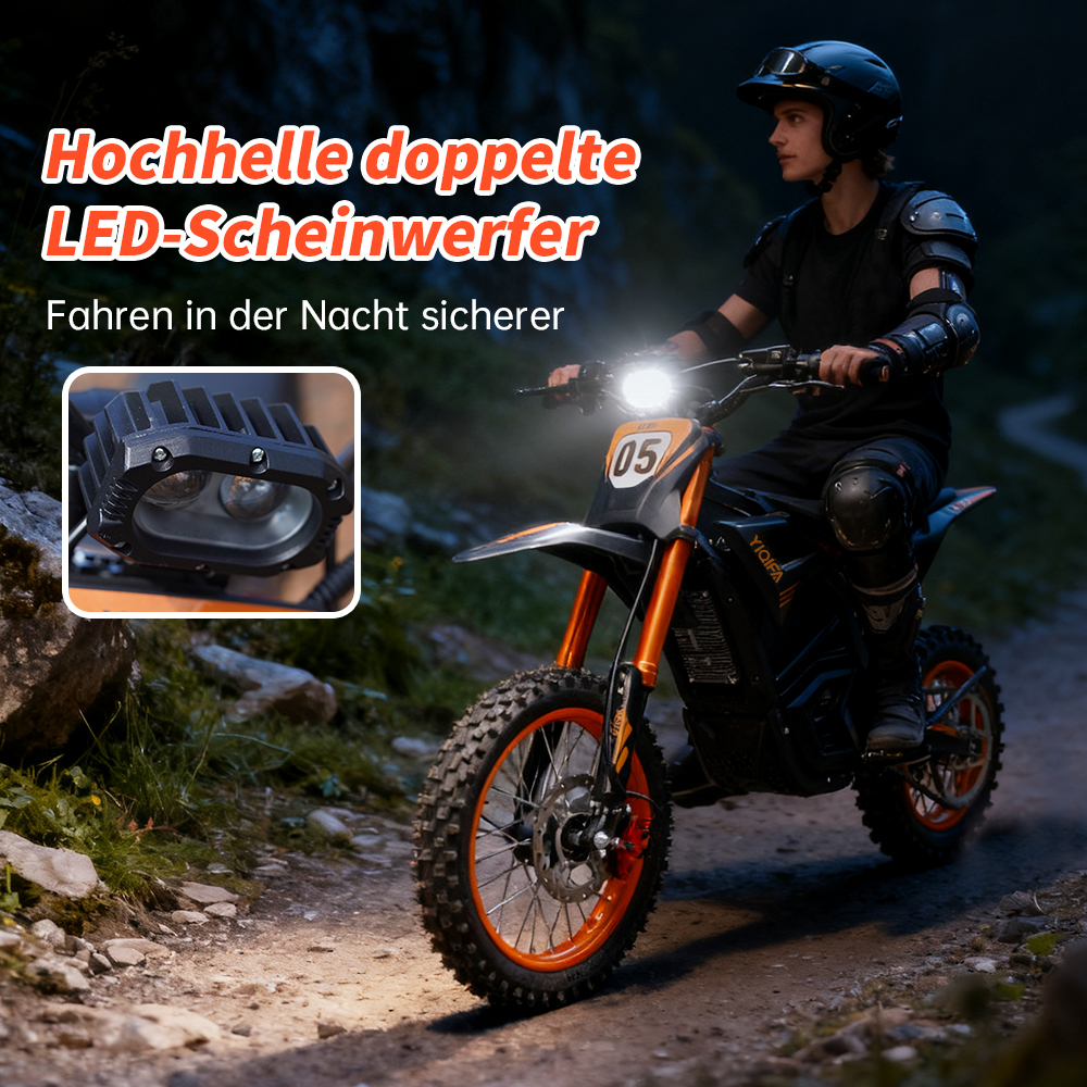 Eine Person fährt ein orange-schwarzes Motorrad. Das Motorrad hat einen hellen Scheinwerfer. Der Fahrer trägt Schutzkleidung und einen Helm.