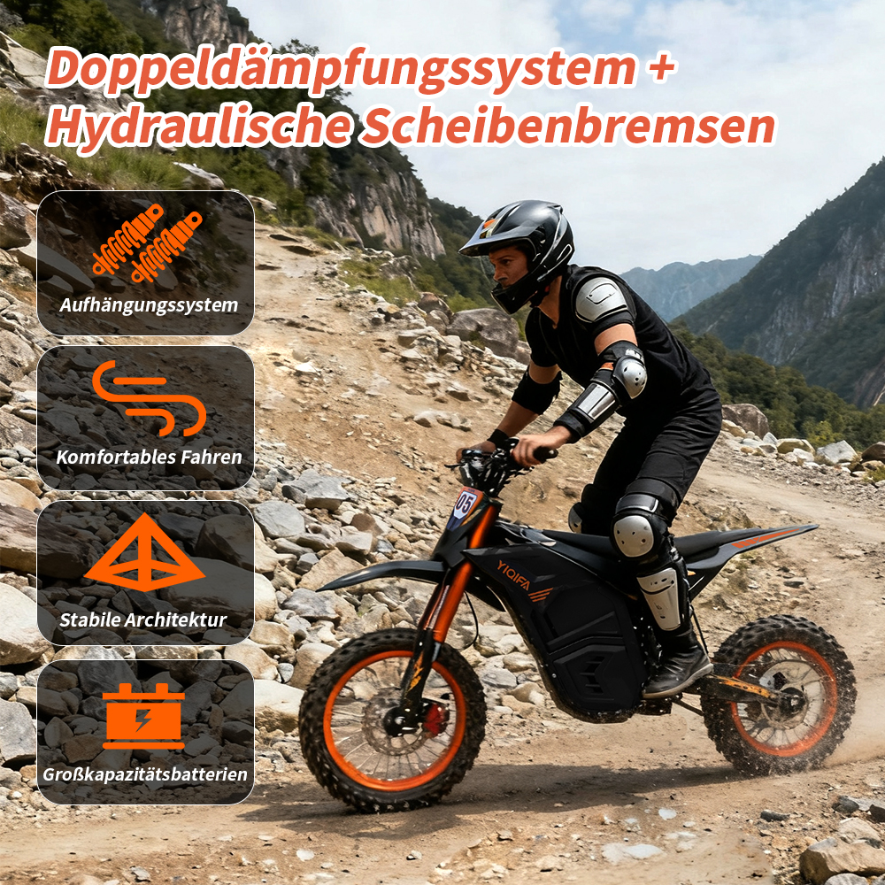 Eine Person fährt ein schwarz-oranges Motorrad auf einer unbefestigten Straße. Die Szene befindet sich in einem bergigen Gebiet.