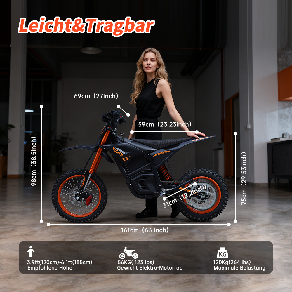 Eine Frau steht neben einem Elektro-Motorrad, schwarz mit orangefarbenen Akzenten. Abmessungen und Spezifikationen werden angezeigt.