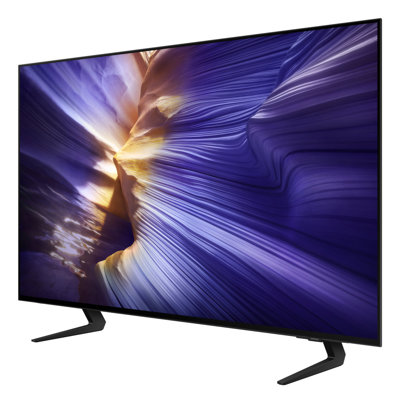 Une grande télévision moderne avec un cadre et un support noirs. L'écran affiche un paysage abstrait coloré avec des tons violets et dorés.