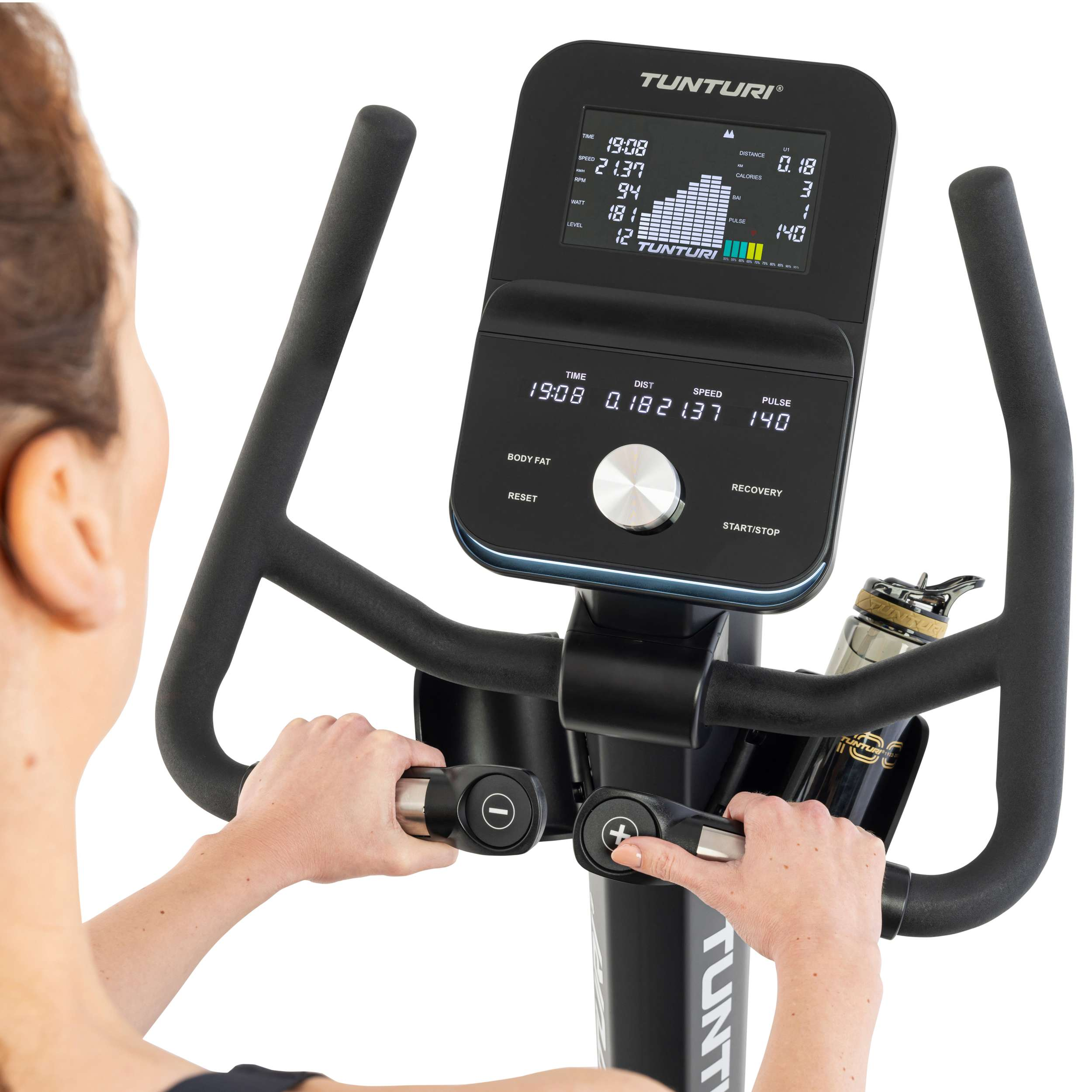 Een persoon gebruikt een Tunturi hometrainer. De console toont trainingsgegevens. Een waterfles zit in een houder.