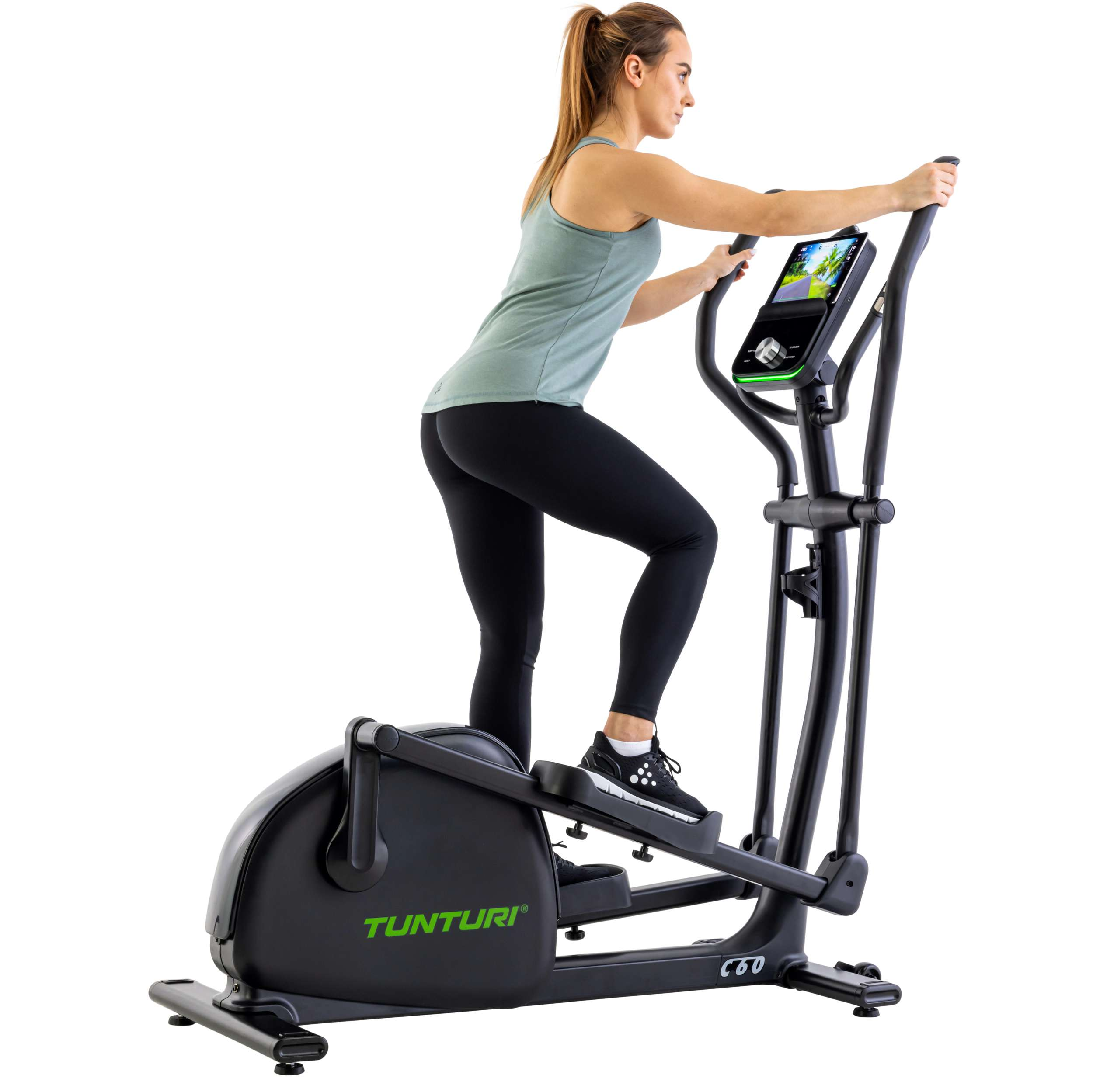 Vrouw die op een elliptische machine traint. Ze draagt een tanktop en legging. De machine is zwart met een scherm.