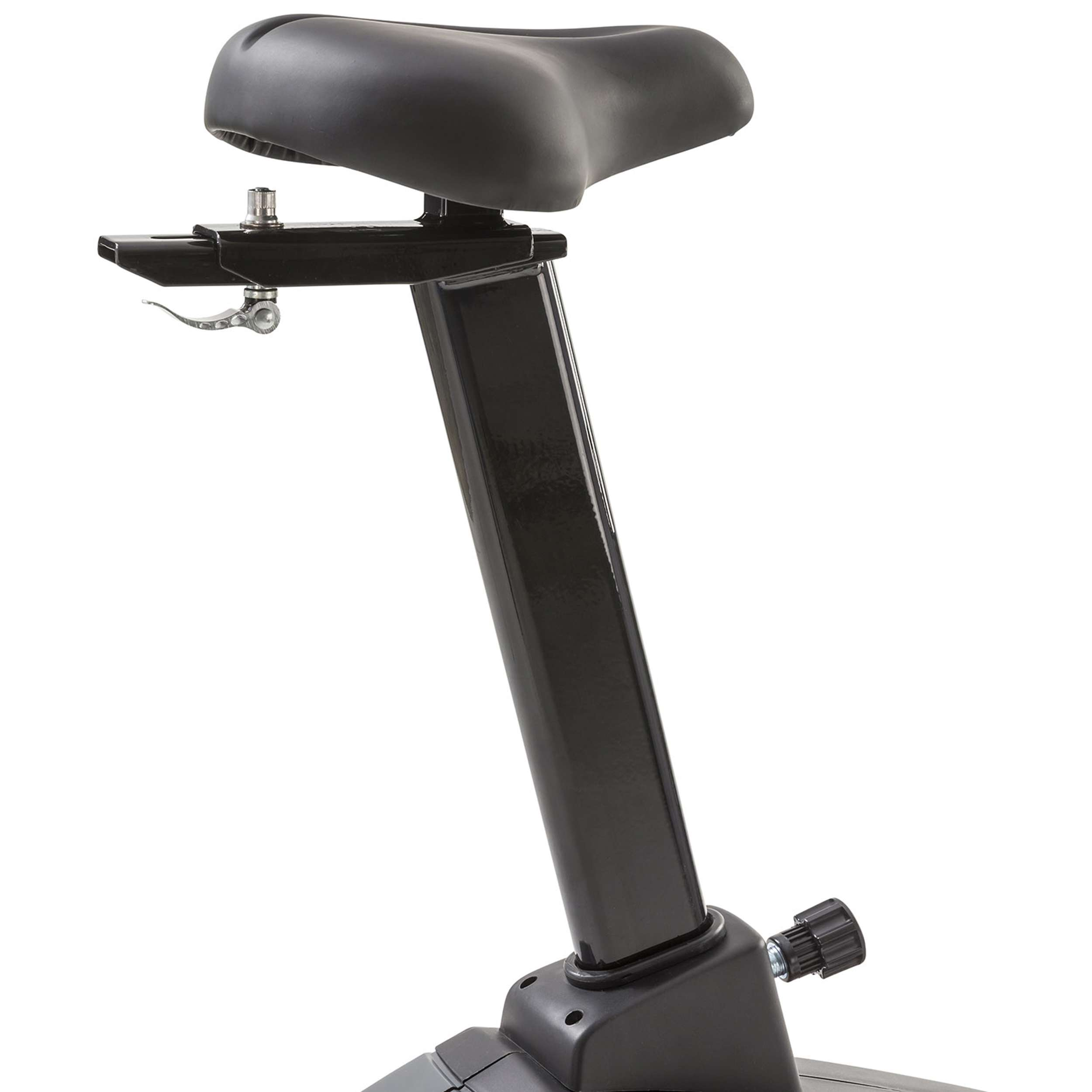 Zwart zadel en steunpaal voor hometrainer. Zilveren verstelhendel zichtbaar. Witte achtergrond.