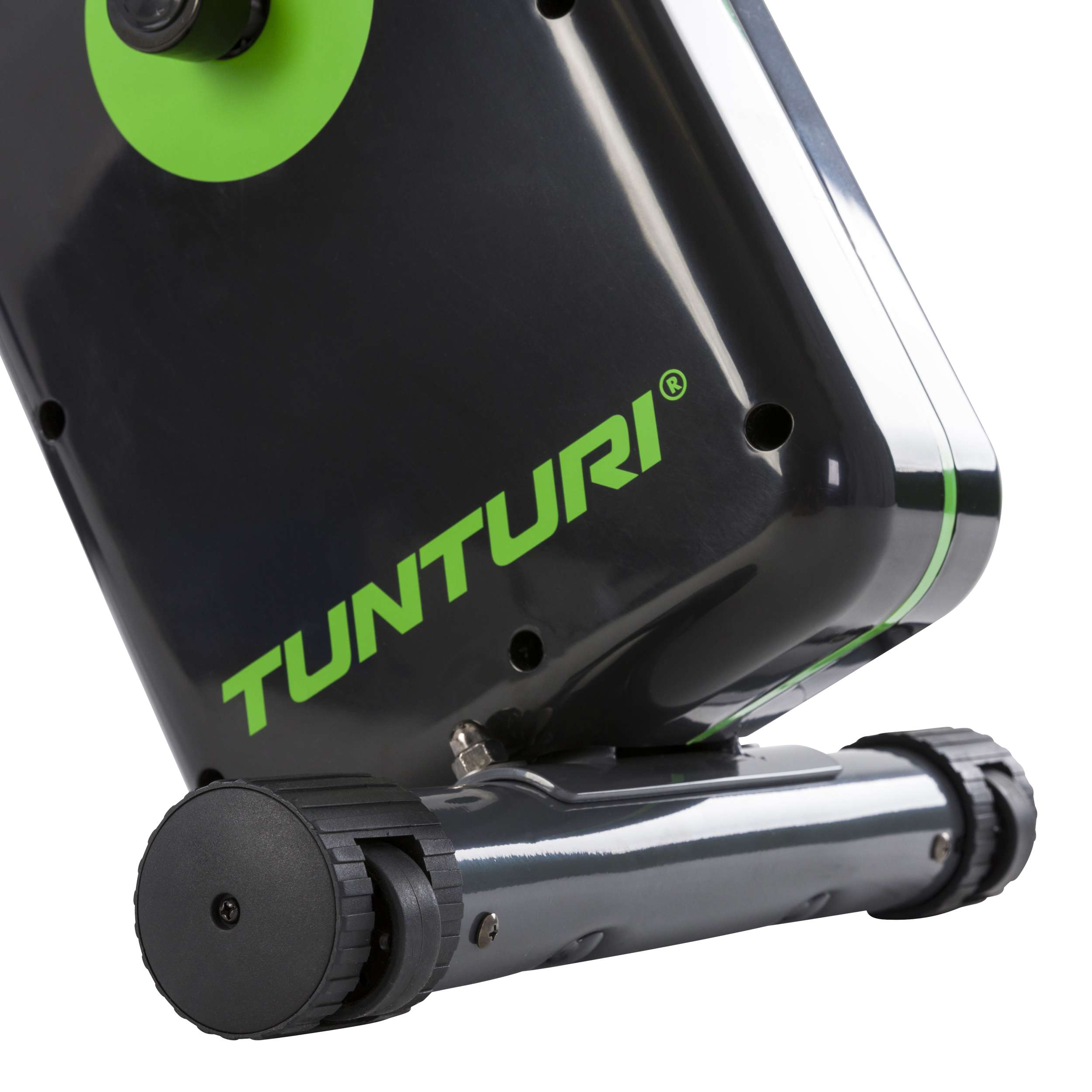 Close-up van een zwart onderdeel van een hometrainer met de merknaam 'TUNTURI' in groen en een wiel.