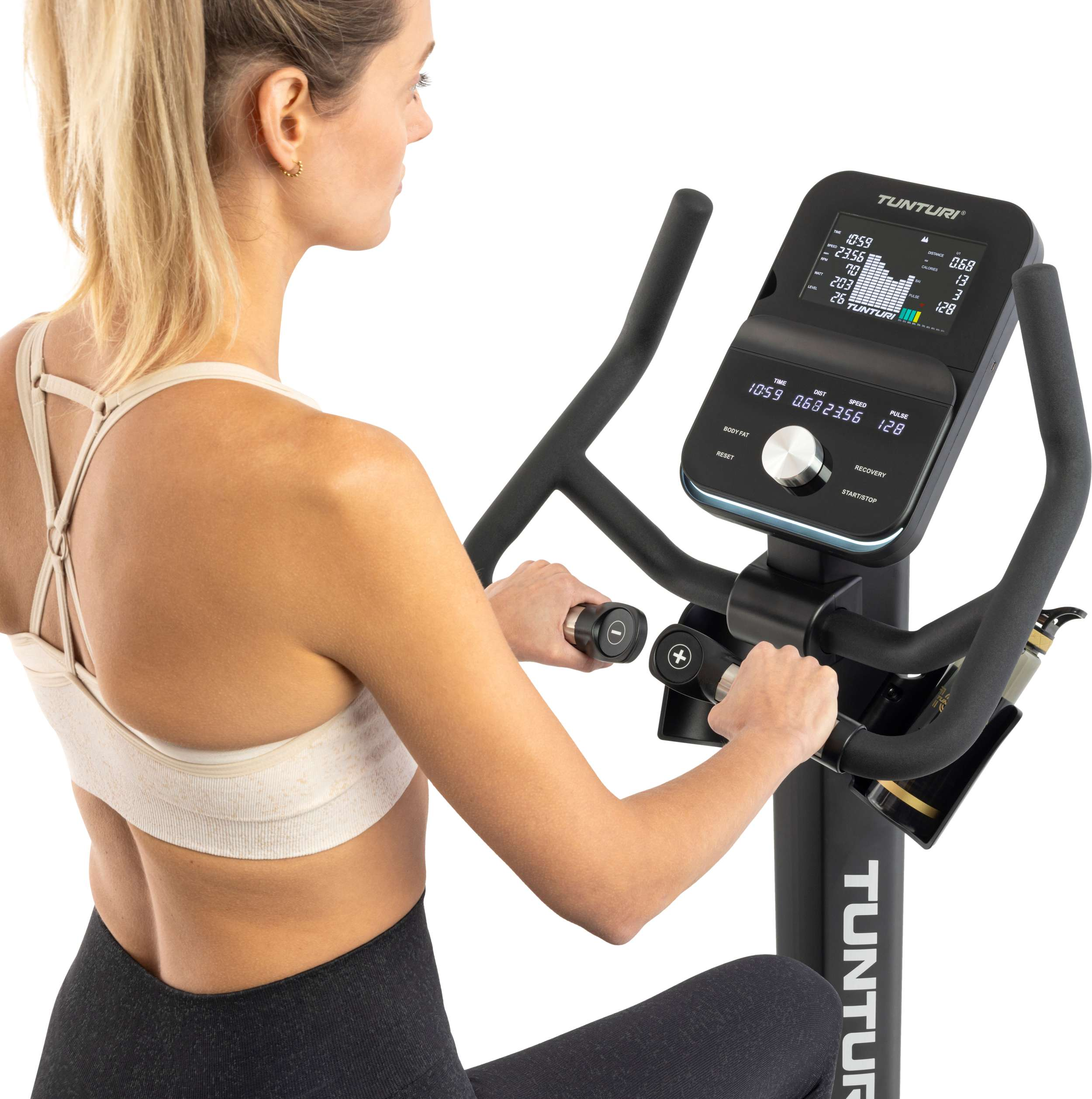 Een vrouw sport op een hometrainer. De fiets heeft een display met tijd, snelheid en andere statistieken.