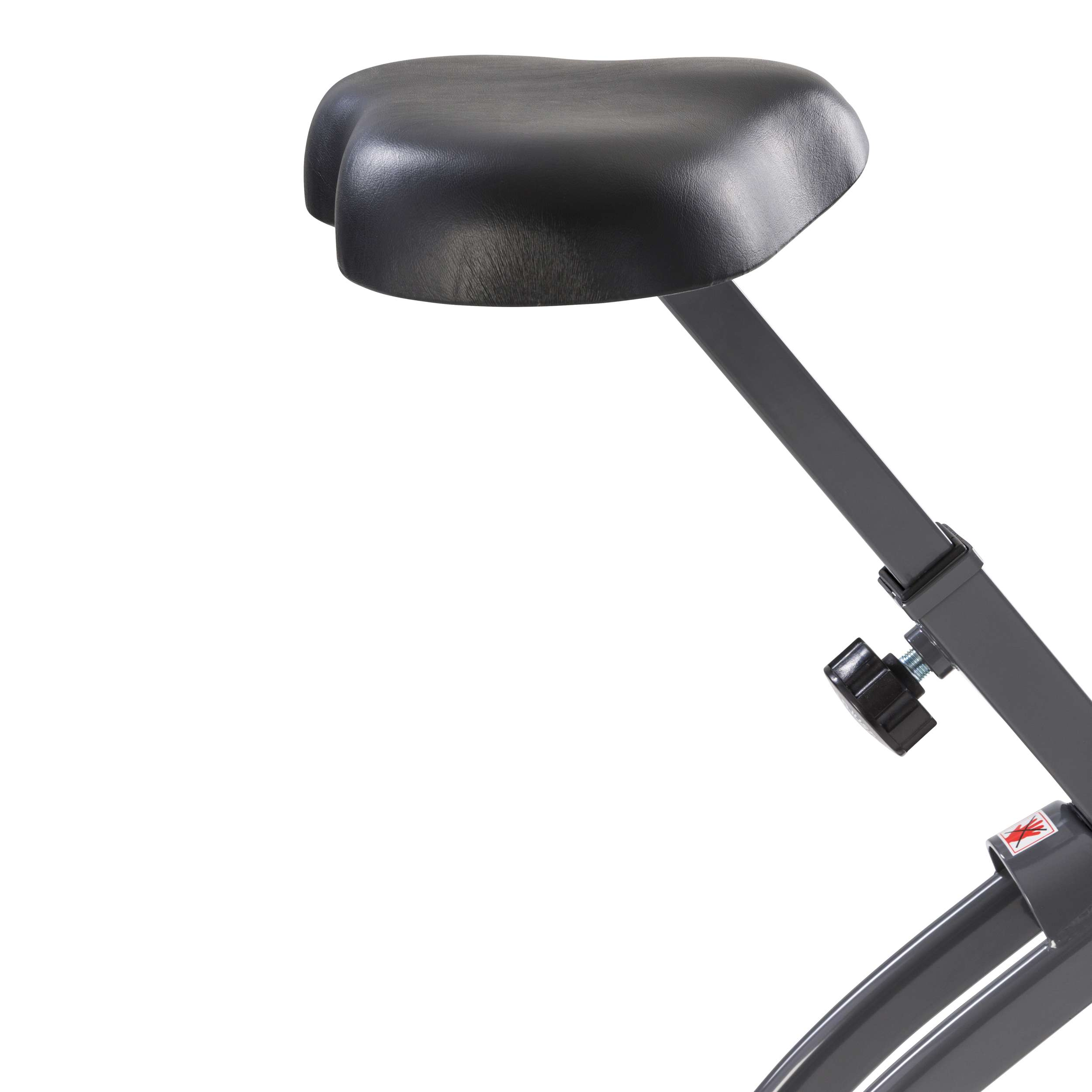 Een close-up van een zwart zadel van een hometrainer. De zitting zit boven een grijs frame met een afstelknop.
