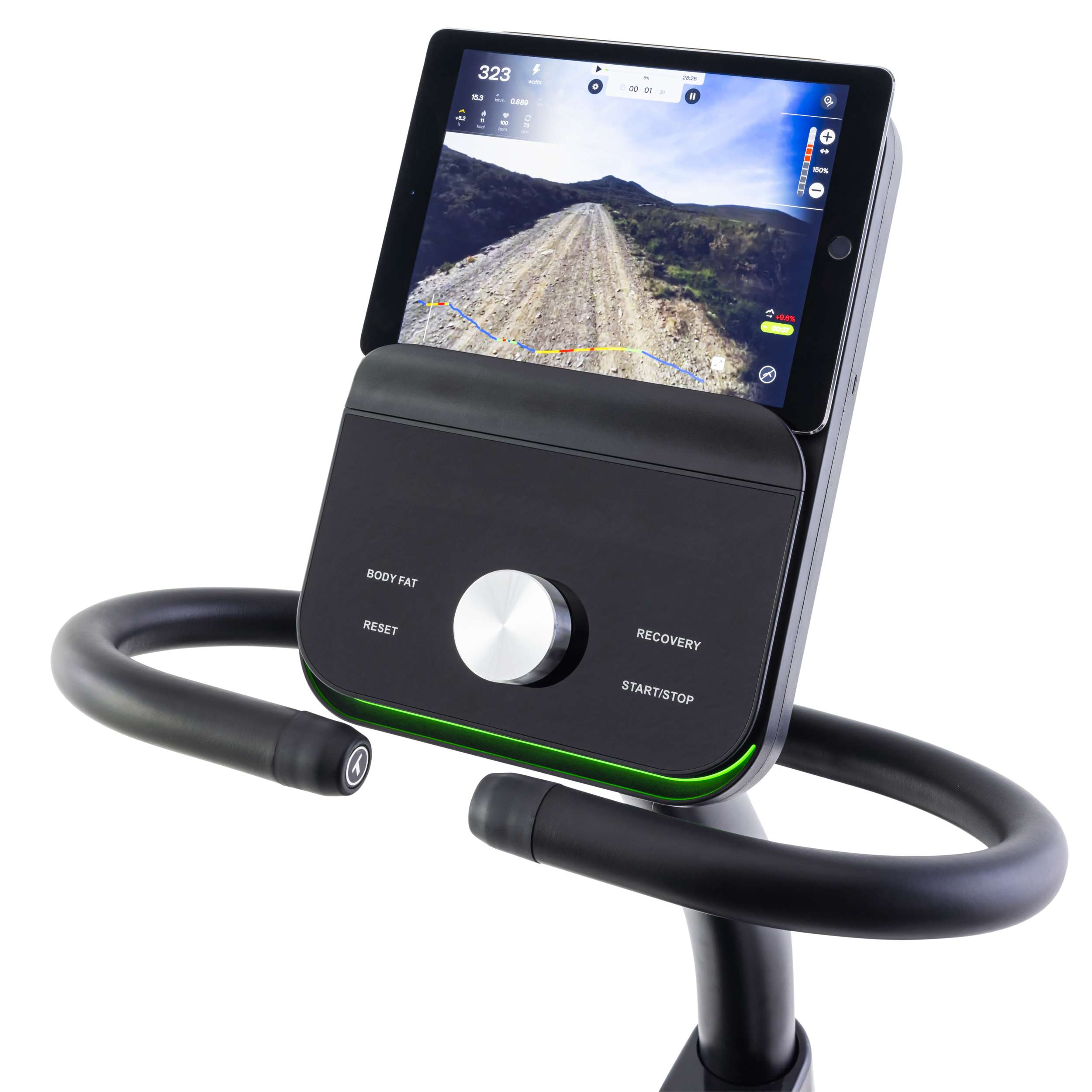 Hometrainer met een tablet met een wegweergave. Het heeft een zwarte behuizing, een gebogen handvat en een bedieningspaneel.