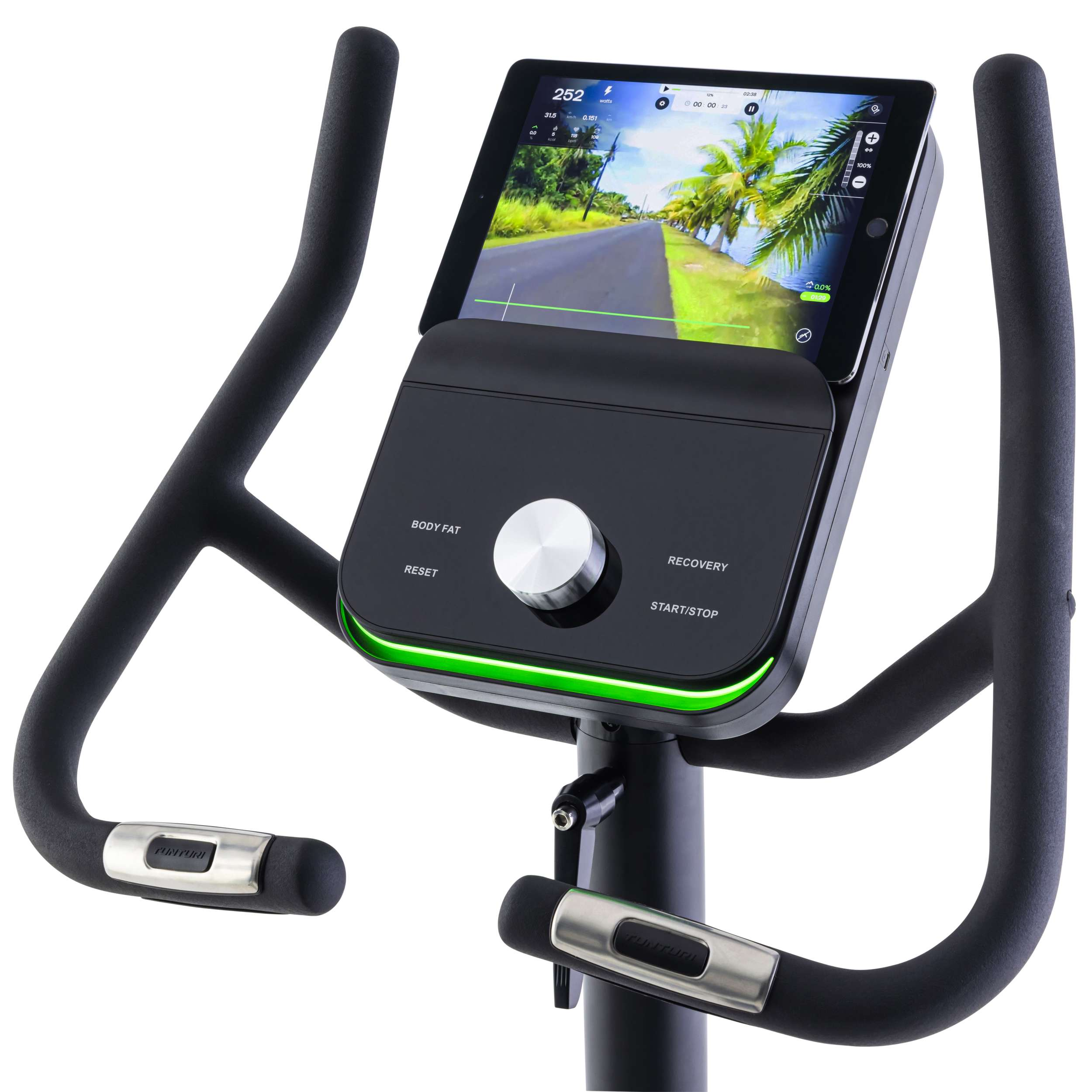 Een hometrainer met een iPad waarop een weg te zien is. De fiets heeft zwarte handvatten en een bedieningspaneel met knoppen.