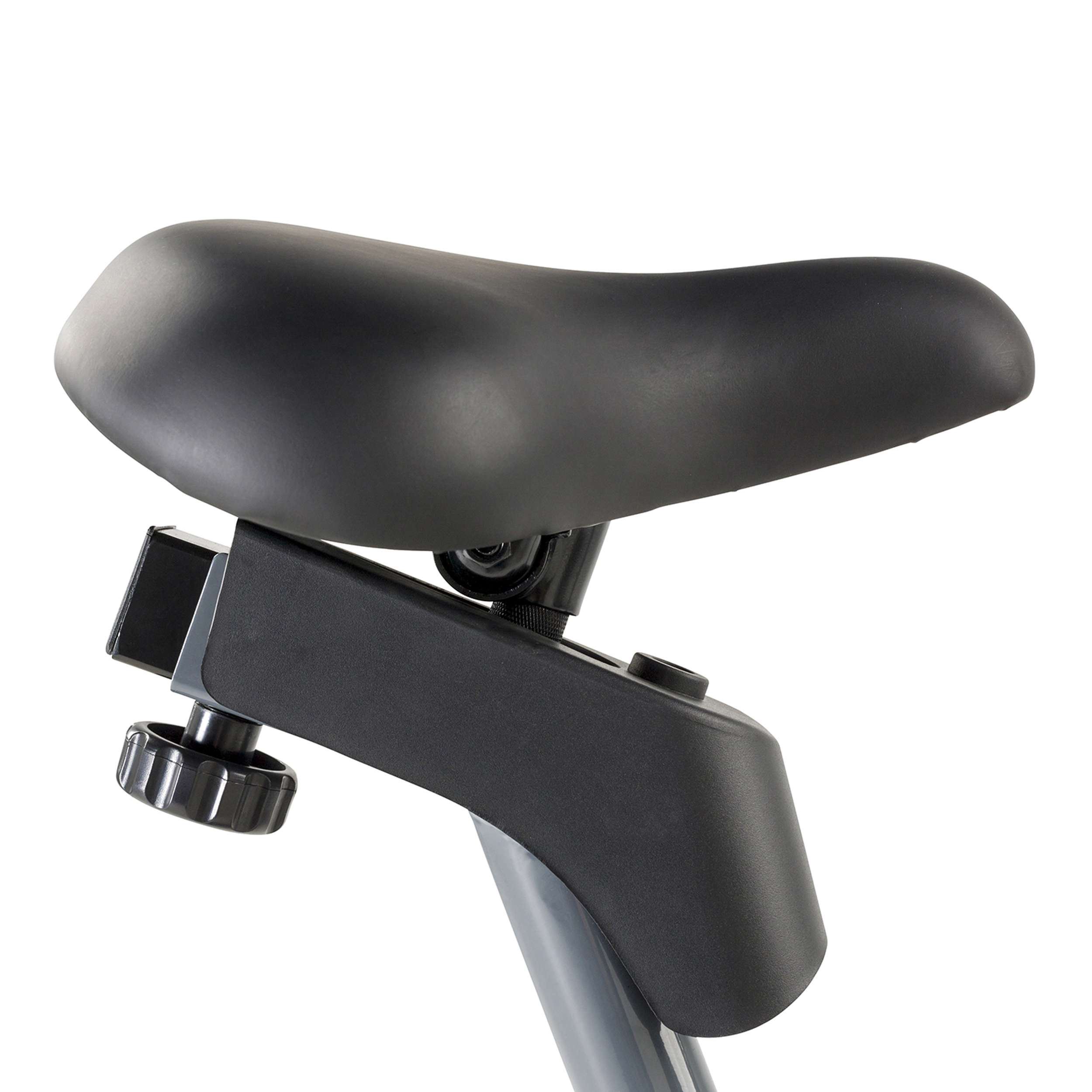 Zwart zadel voor hometrainer, gemonteerd op een grijze paal, geïsoleerd op witte achtergrond. Afstelschroef zichtbaar.