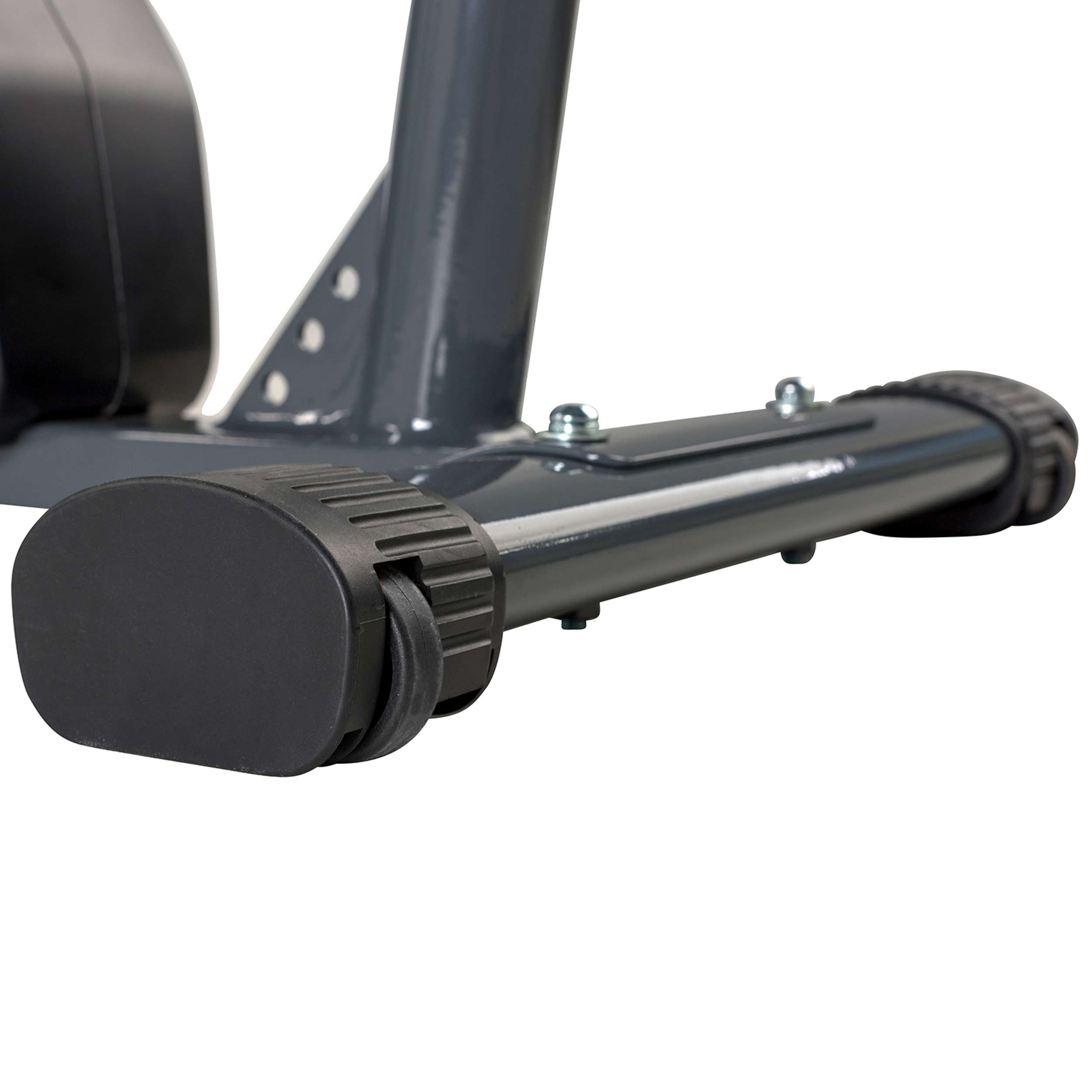 Close-up van de poot van een fitnessapparaat met een zwart eindkapje. Grijs metalen frame en witte achtergrond.