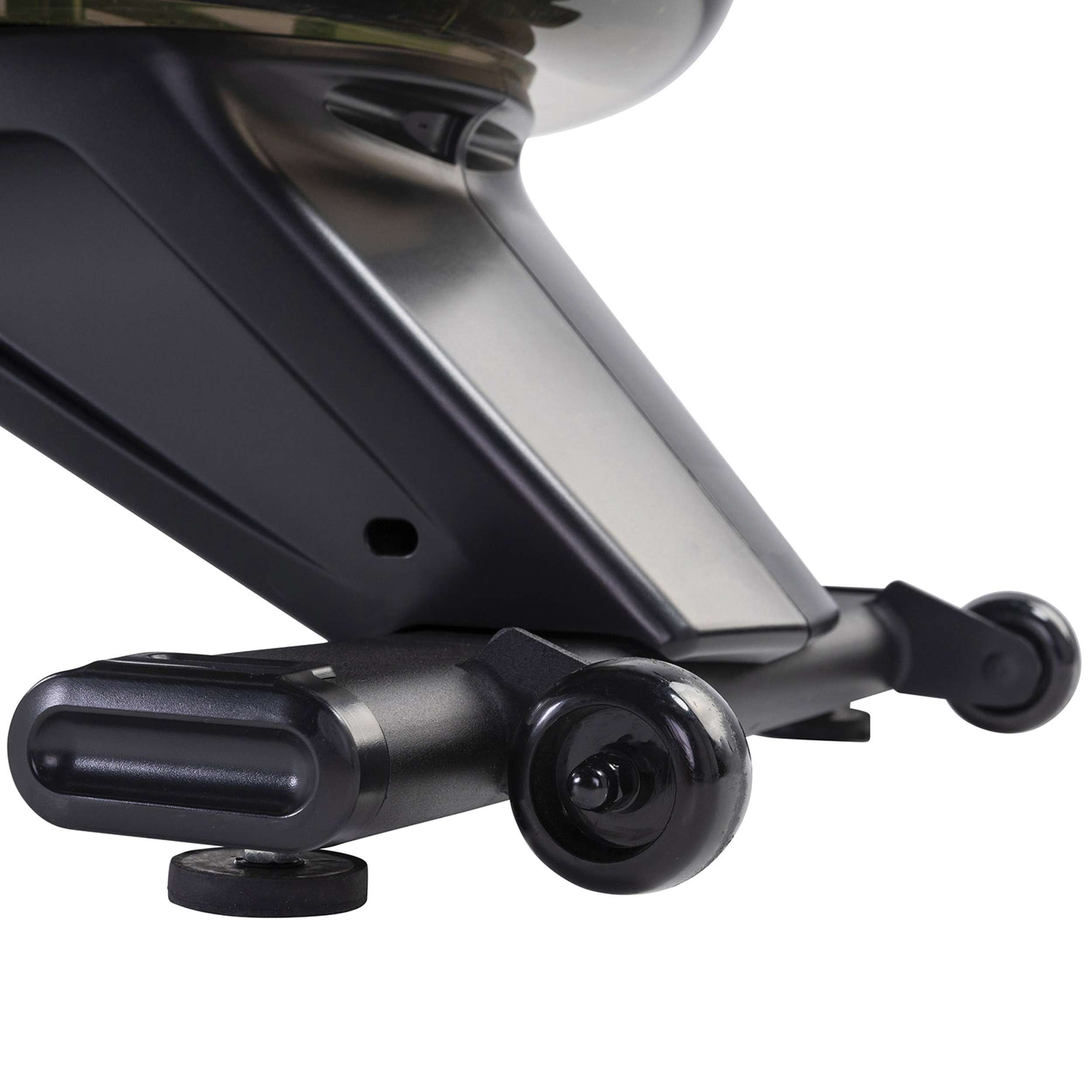 Close-up van een zwarte basis van een fitnessapparaat met wielen en een stabiliserende voet op een witte achtergrond.