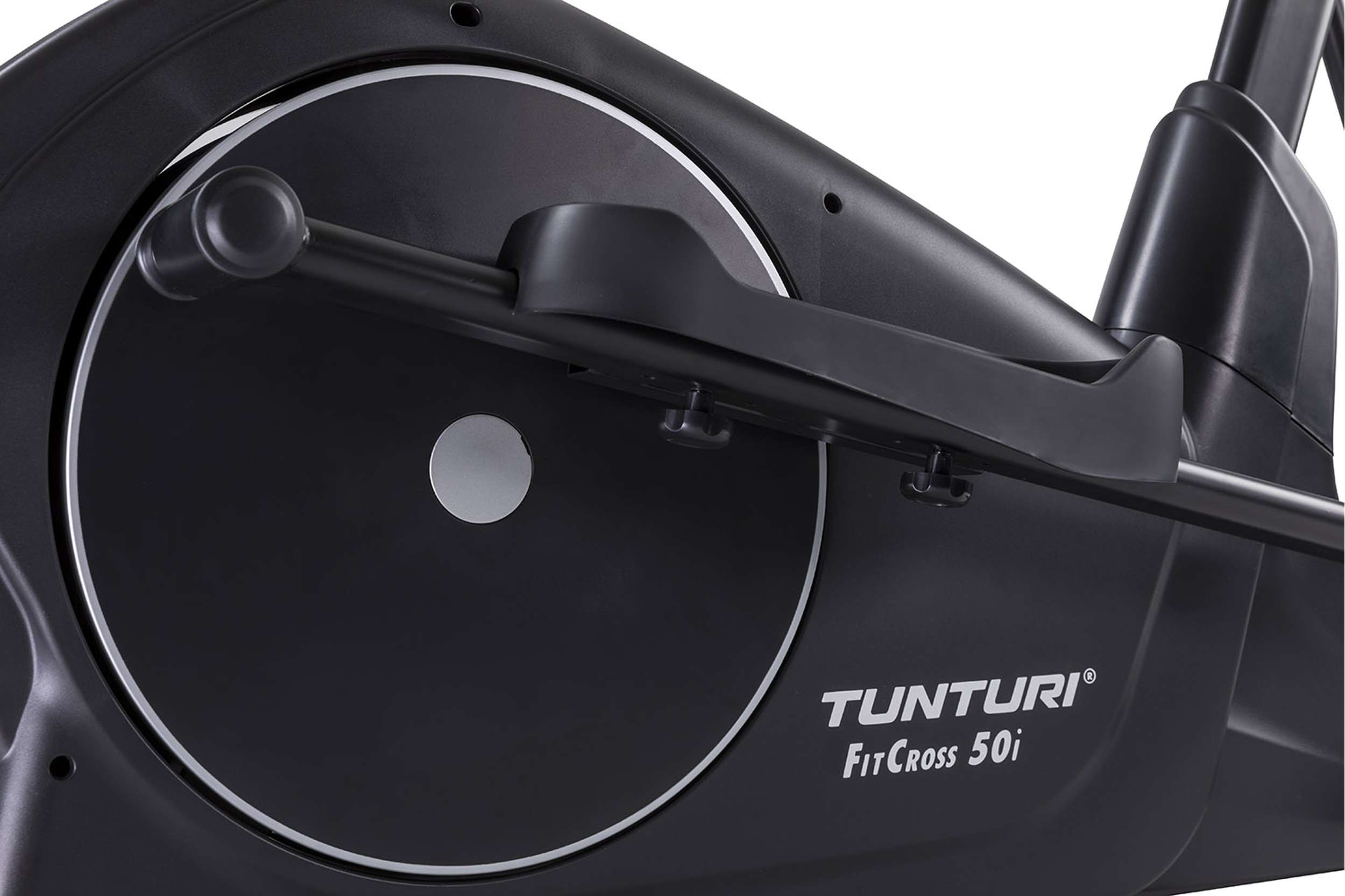 Detail van een zwarte crosstrainer. Met wiel, handvat en logo 'Tunturi FitCross 50i'.