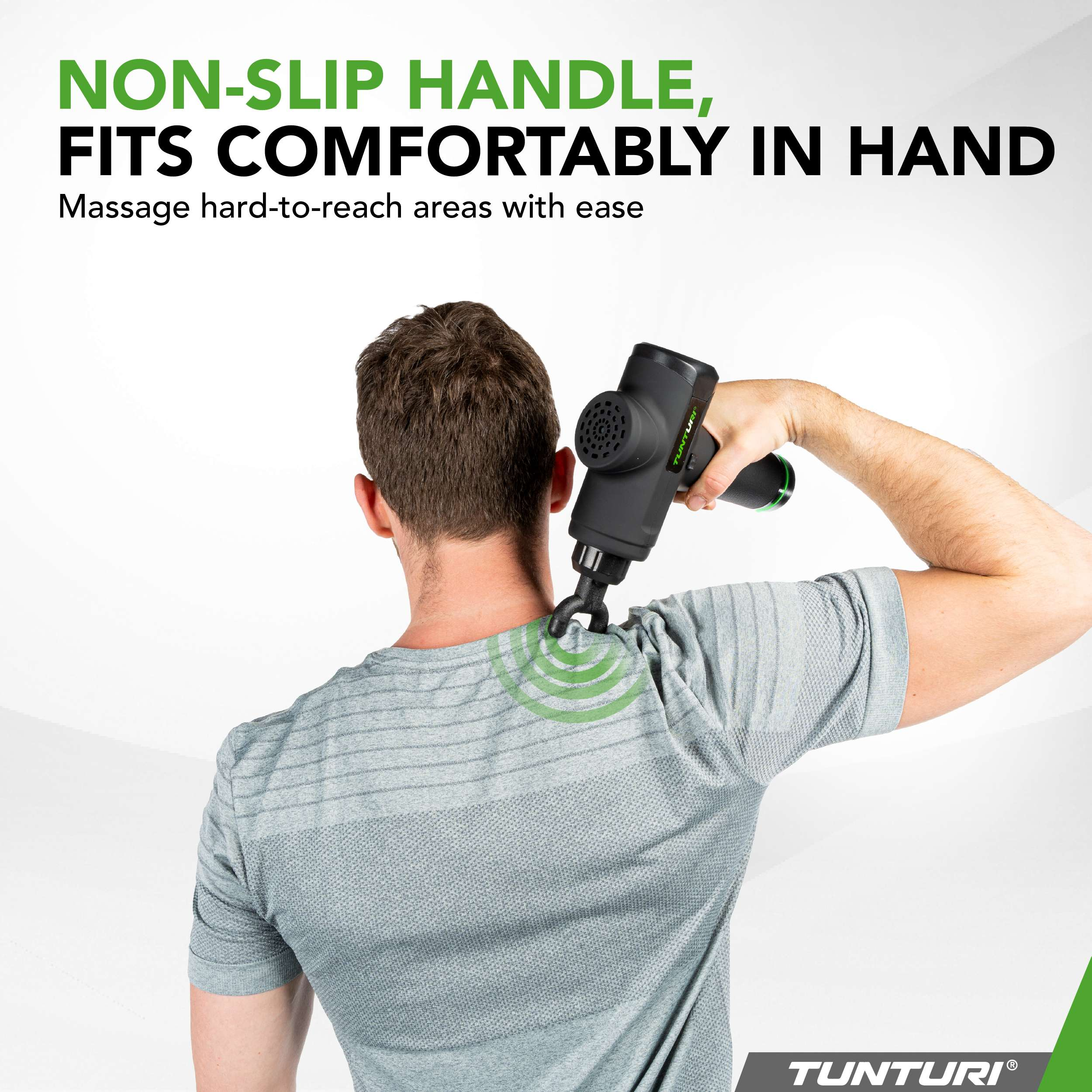 Man gebruikt een zwart massagepistool op zijn schouder. Tekst: 'Antislip handvat, past comfortabel in de hand'.