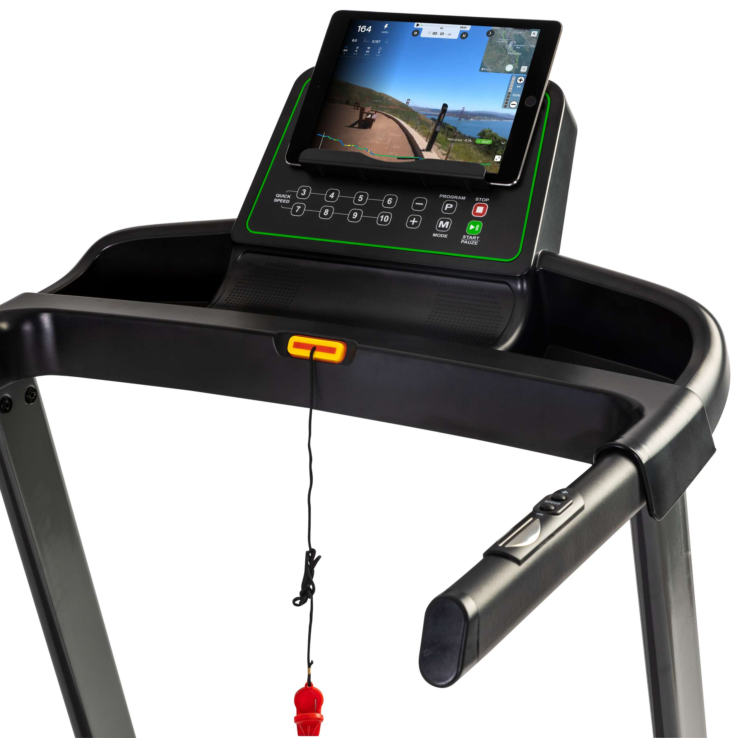 Een loopband met een tablet met een weg. De machine is zwart met een groene rand en een rode veiligheidssleutel.