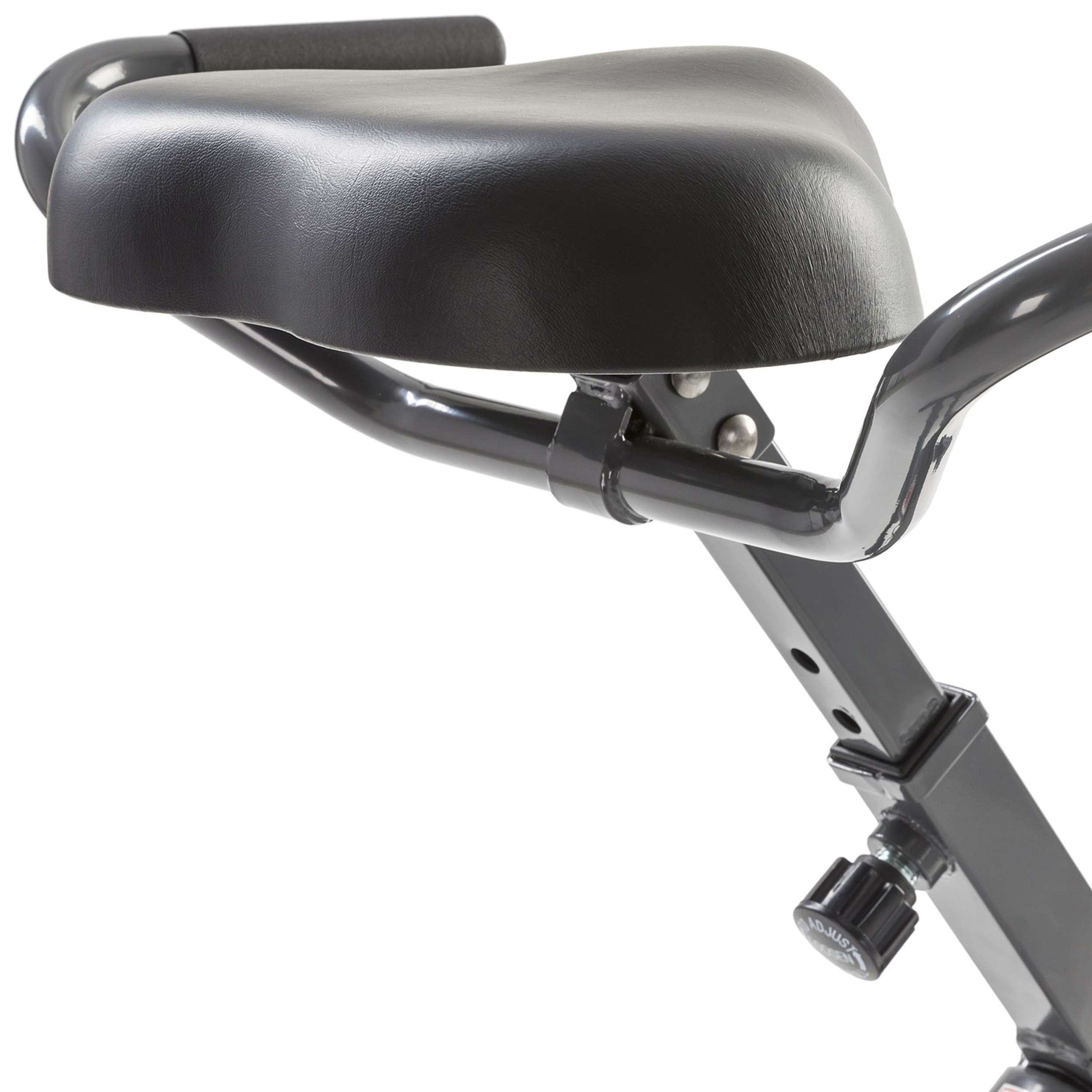 Close-up van een zadel en stuur van een hometrainer. Zwart zadel, grijs frame en een verstelknopp zijn zichtbaar.