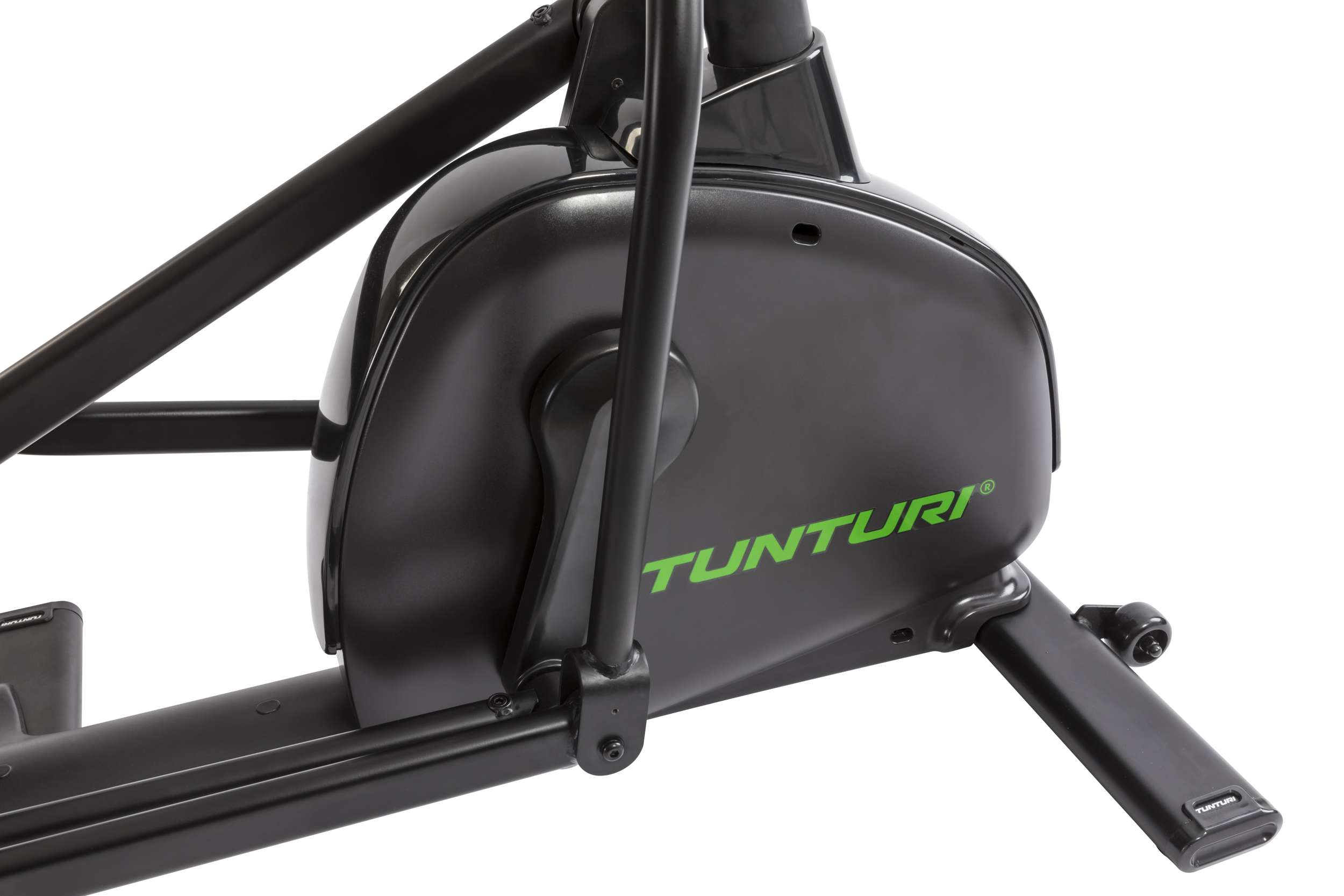 Close-up van een zwarte fitnessmachine. Het Tunturi-logo is groen zichtbaar.