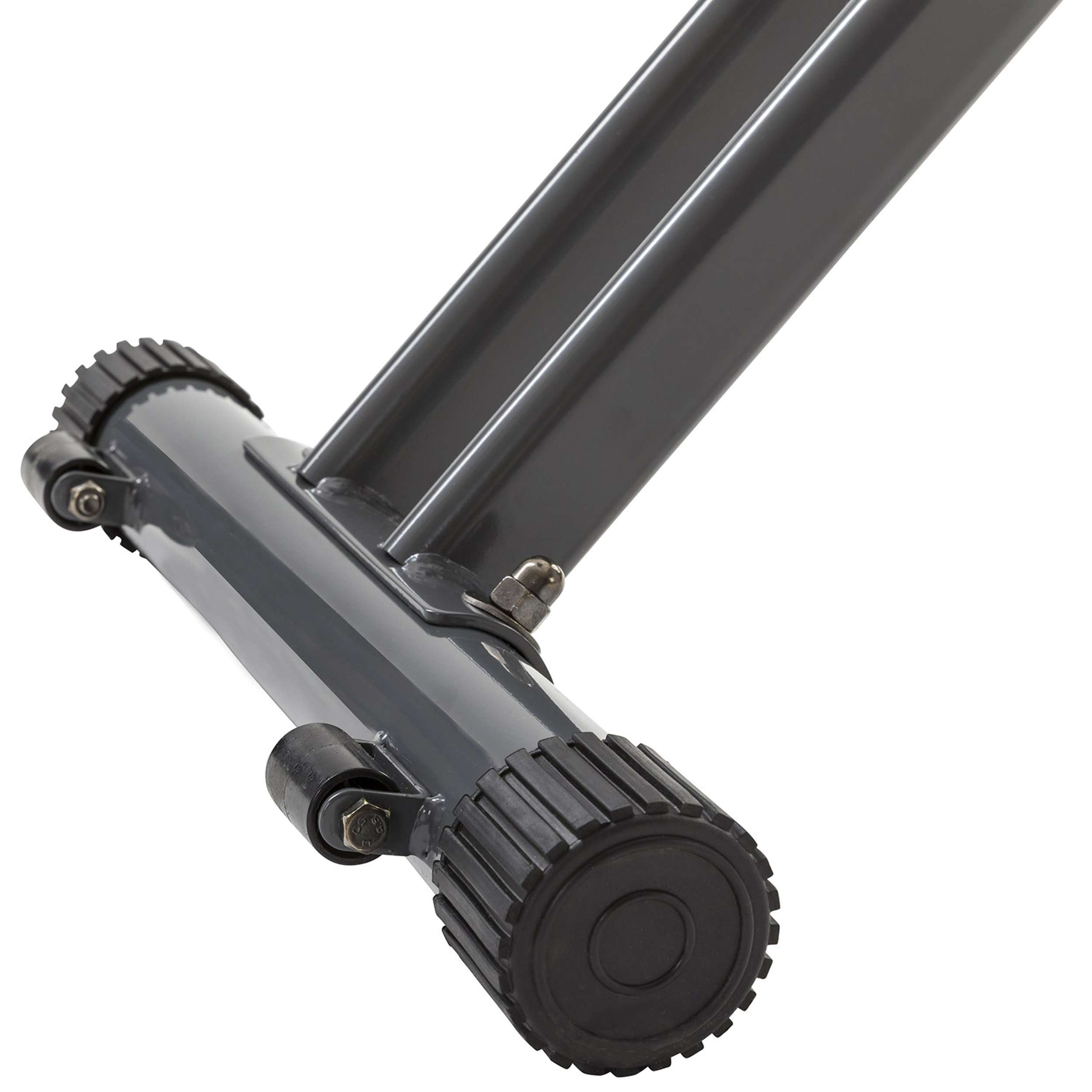 Close-up van een grijs metalen frame met een zwart rubberen uiteinde. Moeren en bouten zichtbaar. Witte achtergrond.