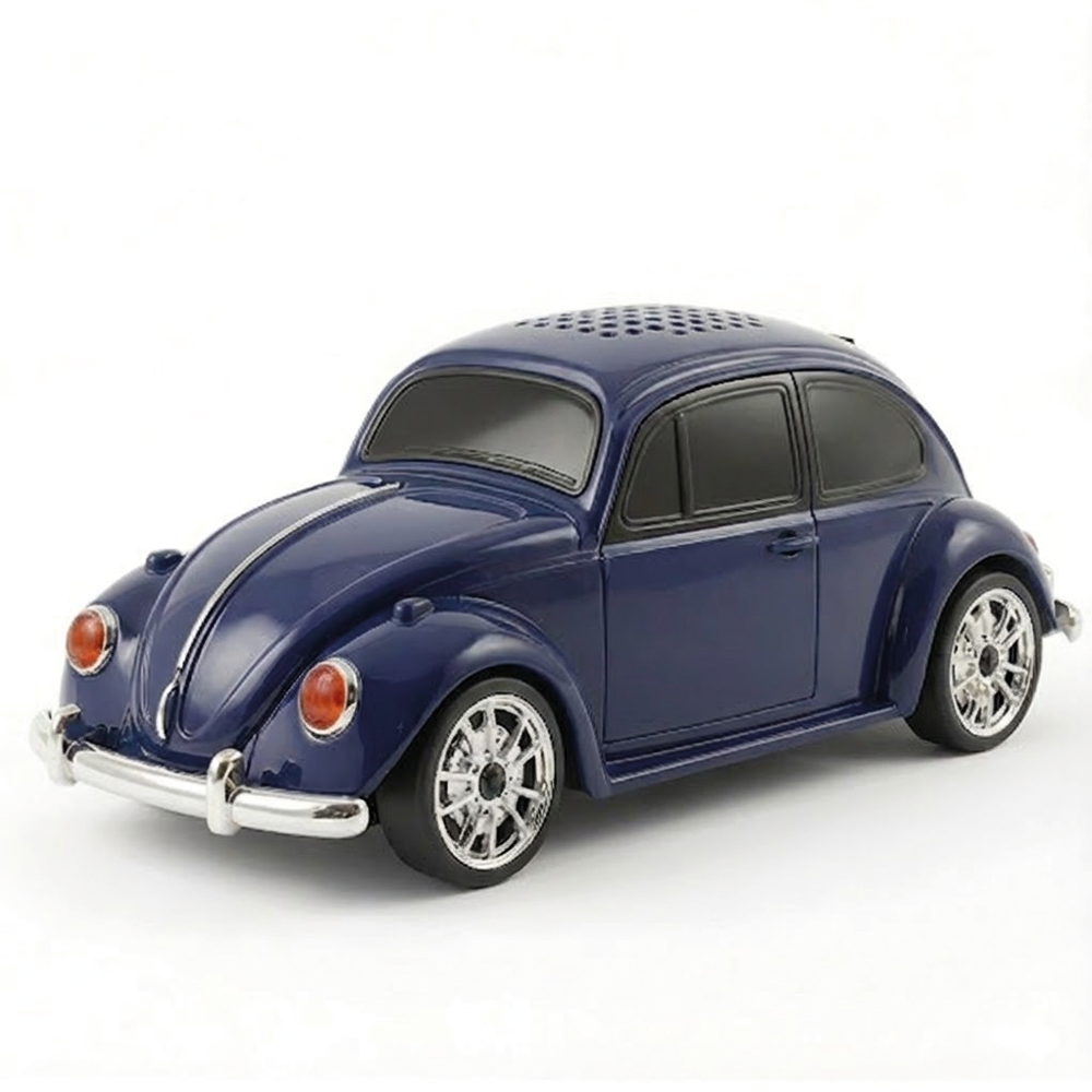 Koyu mavi bir oyuncak araba, bir Volkswagen Beetle, beyaz bir yüzeyde duruyor. Krom tekerlekleri ve gümüş bir tamponu var.