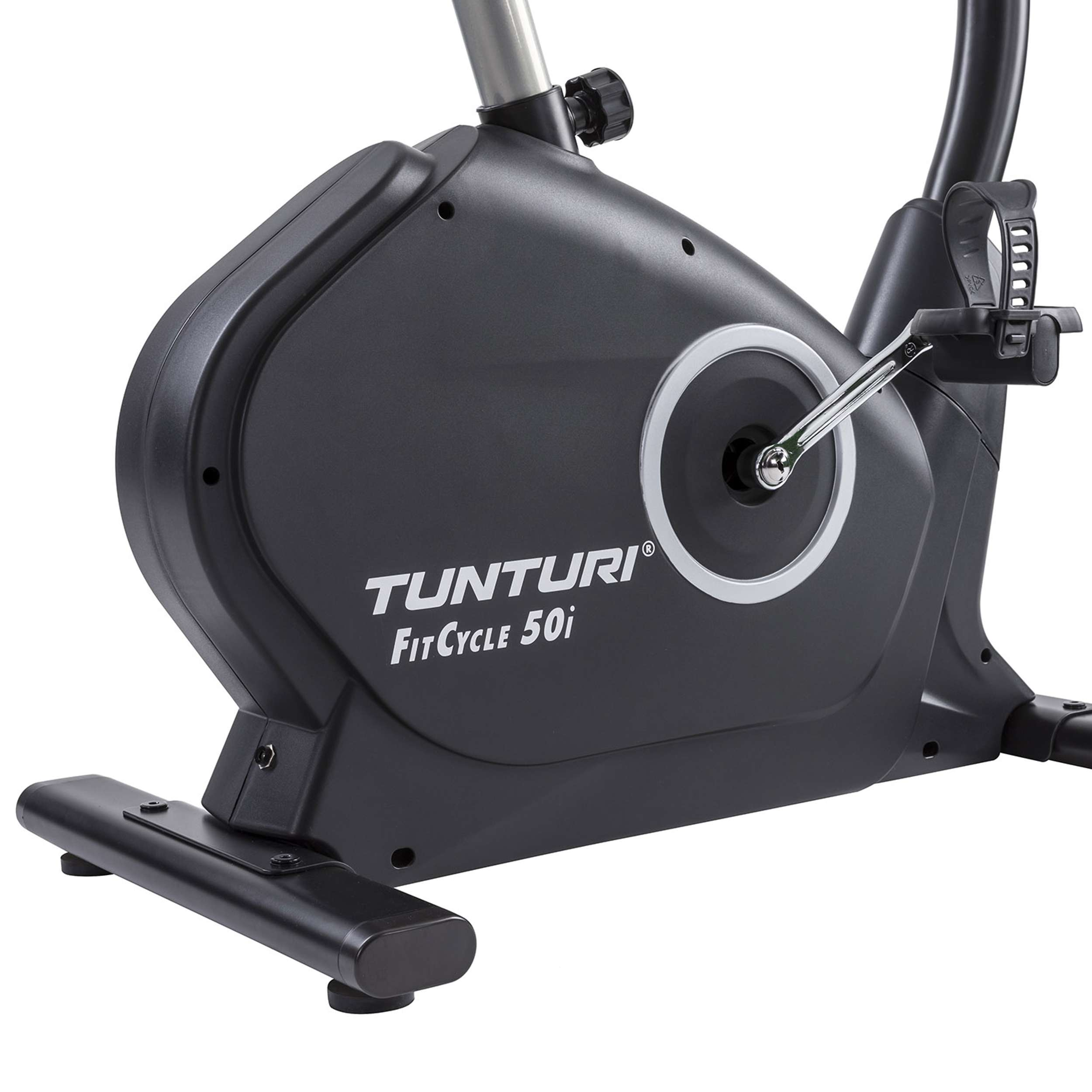 Een donkergrijze Tunturi FitCycle 50i hometrainer. Het heeft een vliegwiel, pedalen en een display. De achtergrond is wit.