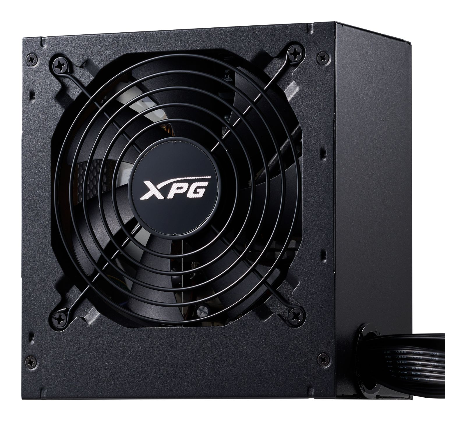 Schwarzes Computer-Netzteil. Ein Lüfter ist hinter einem Metallgitter sichtbar. Das XPG-Logo befindet sich in der Mitte.