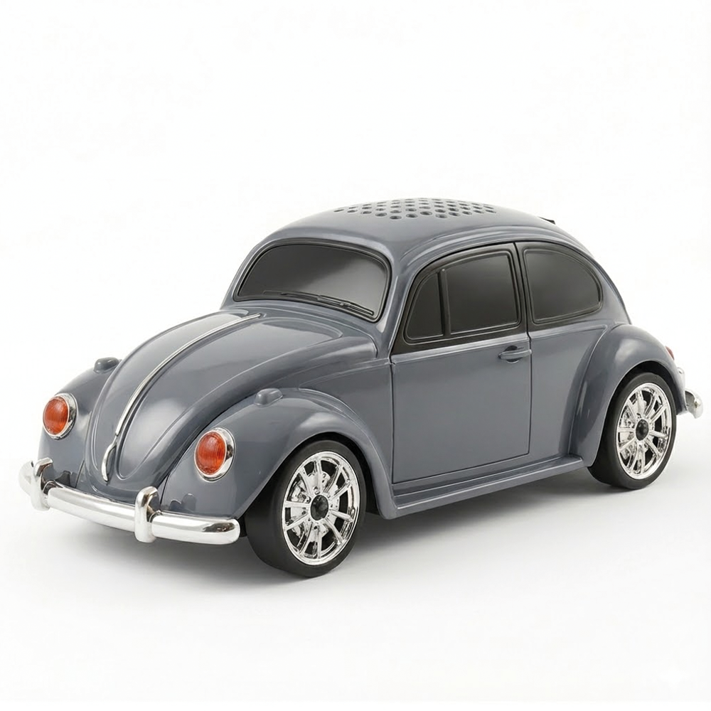 Beyaz bir yüzey üzerinde duran gri bir oyuncak araba, bir Volkswagen Beetle. Krom jantları ve detayları ve kırmızı farları var.
