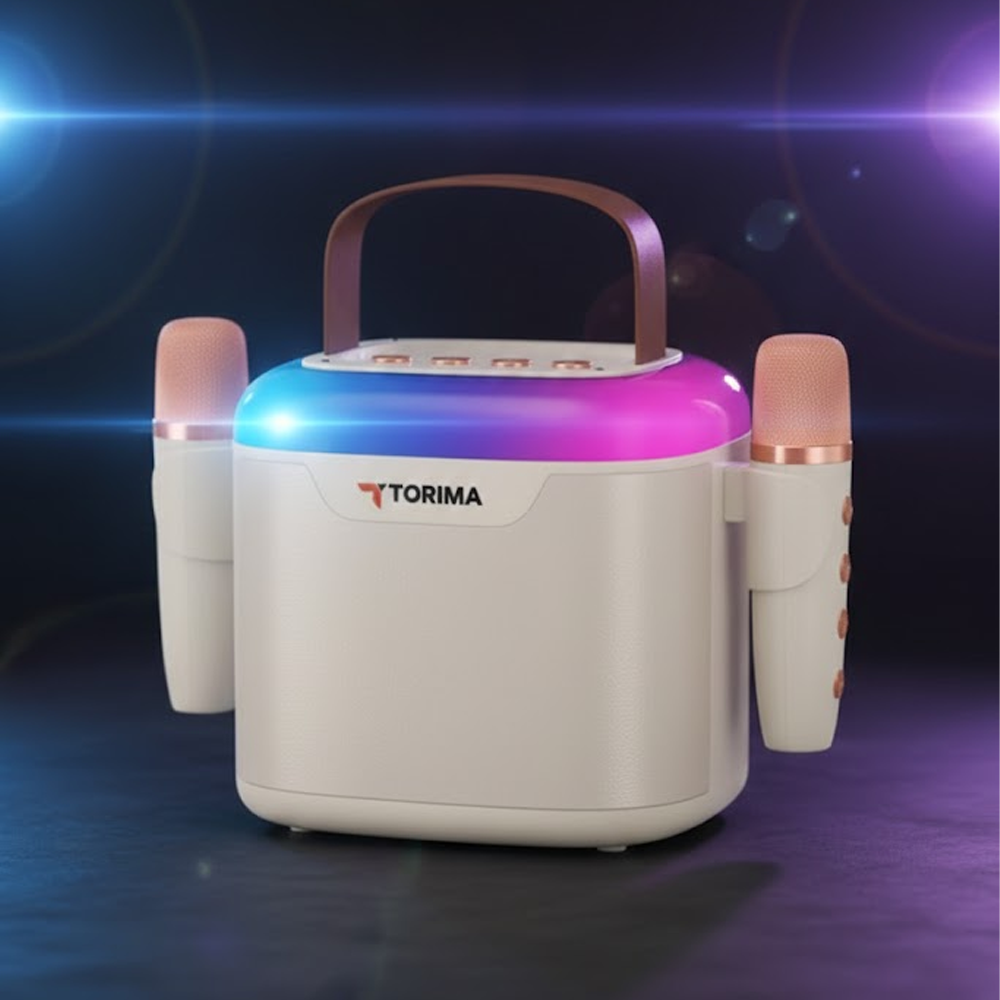 İki mikrofonlu ve kahverengi saplı beyaz bir karaoke makinesi. Üst kısımda renk değiştiren ışıklar var. 'TORIMA' logosu görülebilir.
