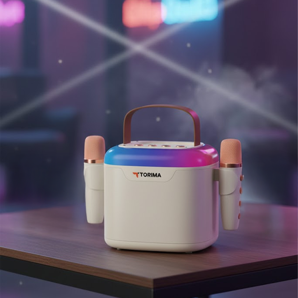 İki mikrofonlu bir karaoke makinesi ahşap bir masada duruyor. Makinenin bir sapı ve renkli ışıkları var.