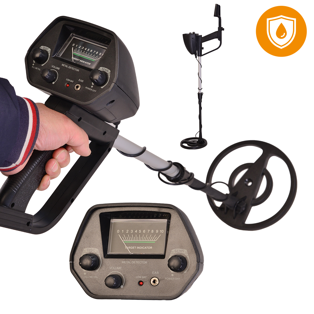 Een metaaldetector wordt getoond, vastgehouden door een hand. Het heeft een display, een spoel en een handvat. Er is ook een complete metaaldetector.