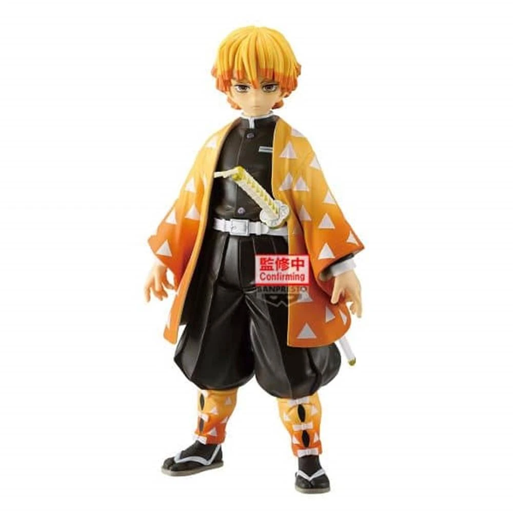 Figura de anime de un personaje con pelo amarillo y túnica naranja. Tiene pantalones negros y una espada. Está de pie sobre un fondo blanco.