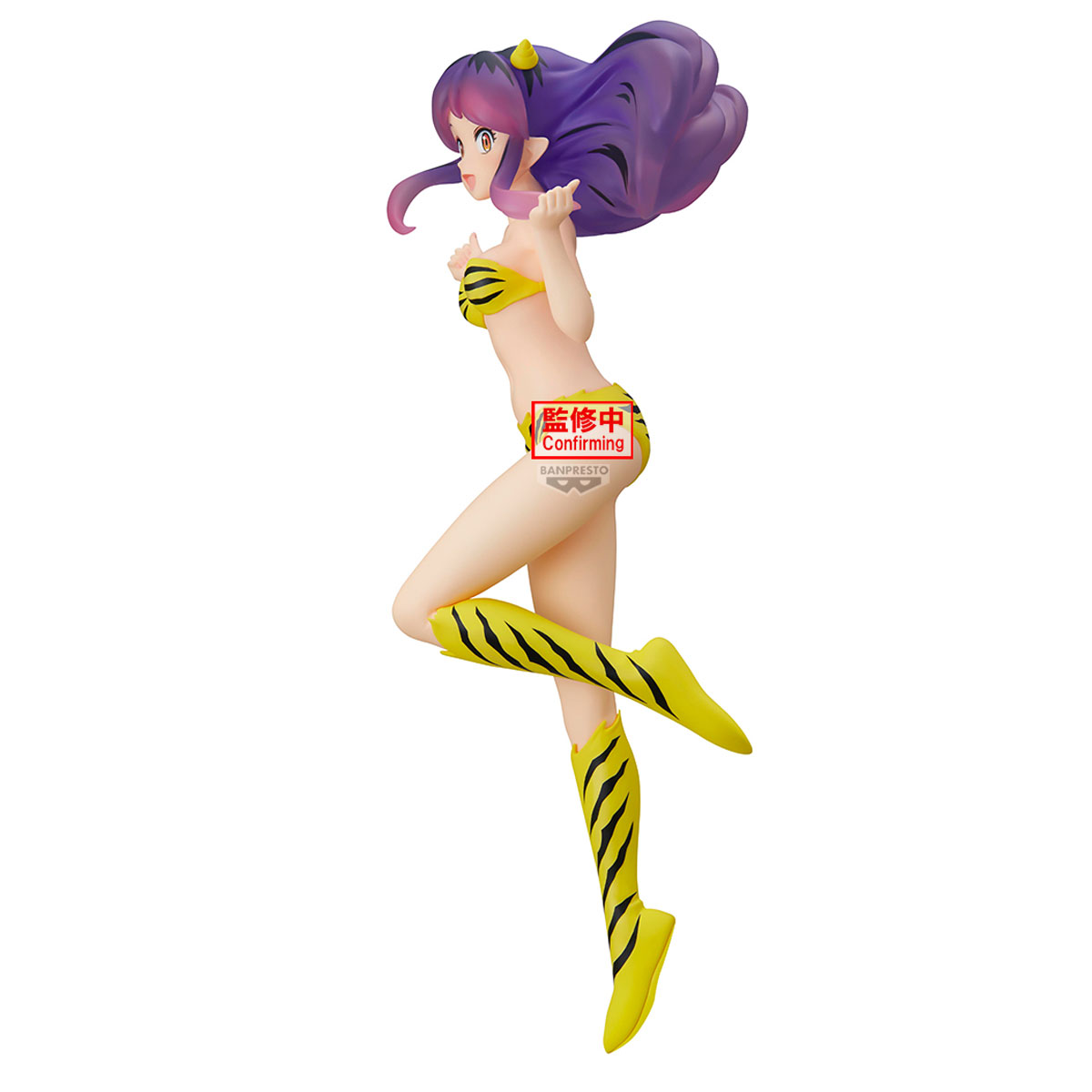 Eine Figur einer Frau mit lila Haaren, gelbem Bikini und Stiefeln. Sie befindet sich in einer dynamischen Pose vor weißem Hintergrund.