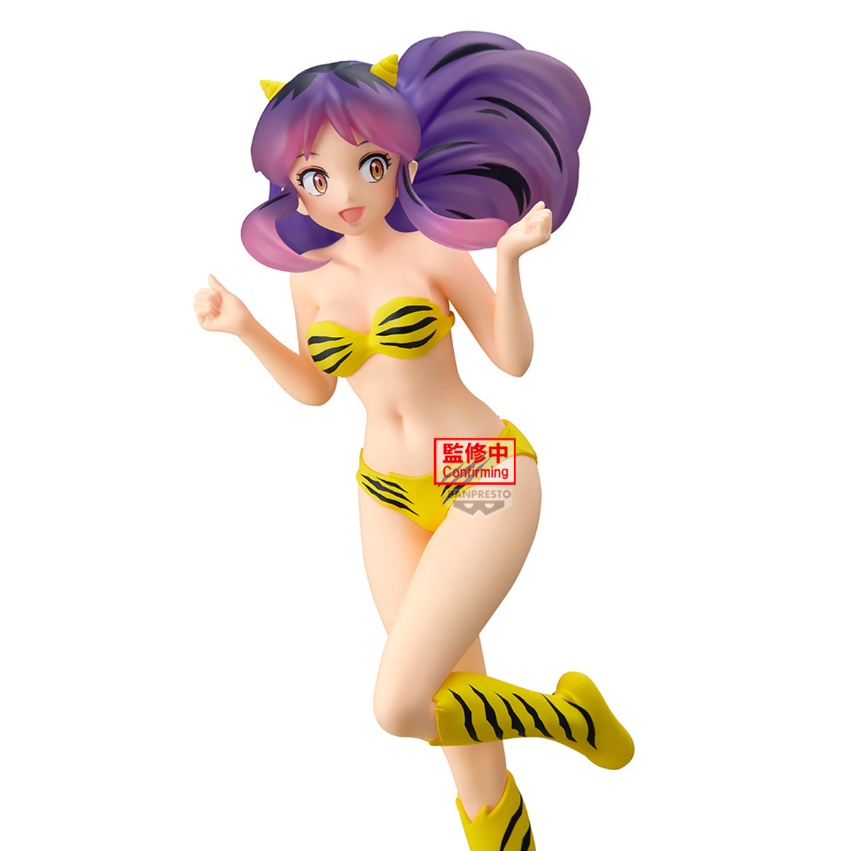 Anime-Figur einer Frau in einem gelben, tigergestreiften Bikini und Stiefeln. Sie hat lilafarbenes Haar und lächelt.