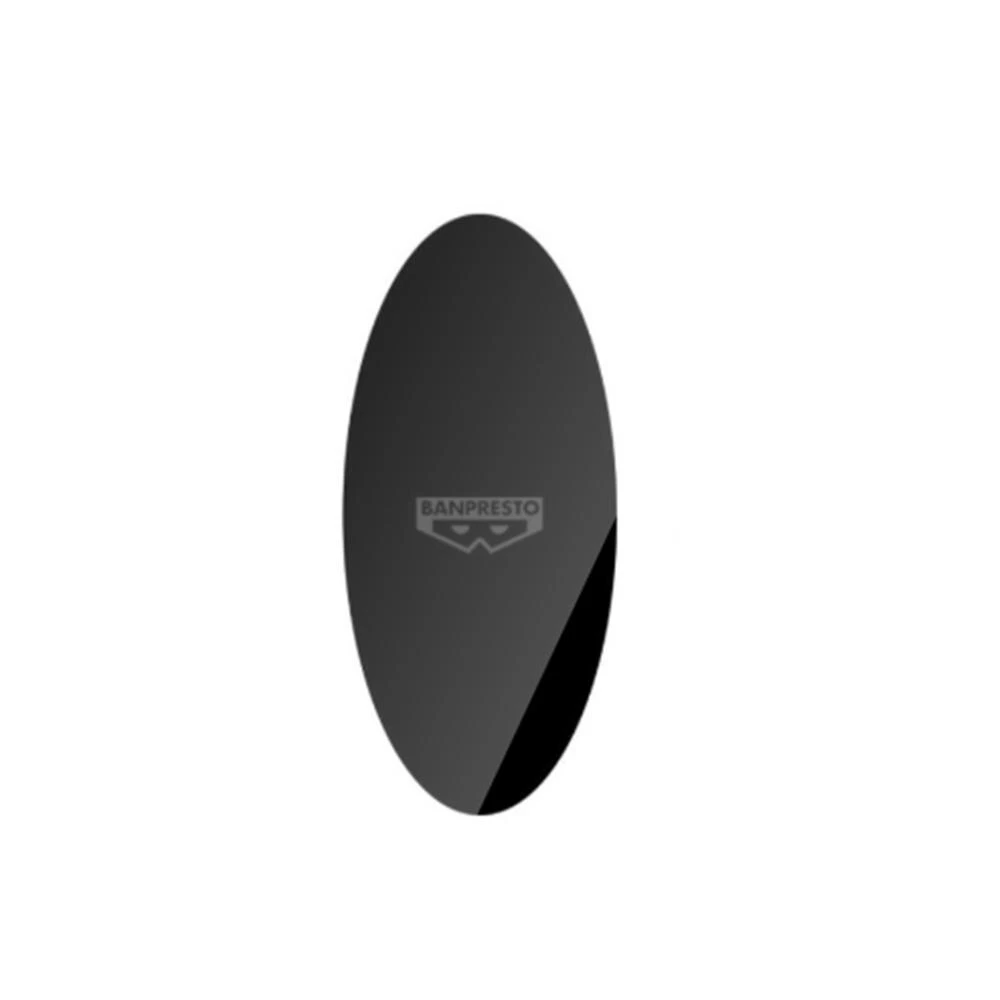 Un oggetto scuro di forma ovale con un logo Banpresto. Lo sfondo è bianco.