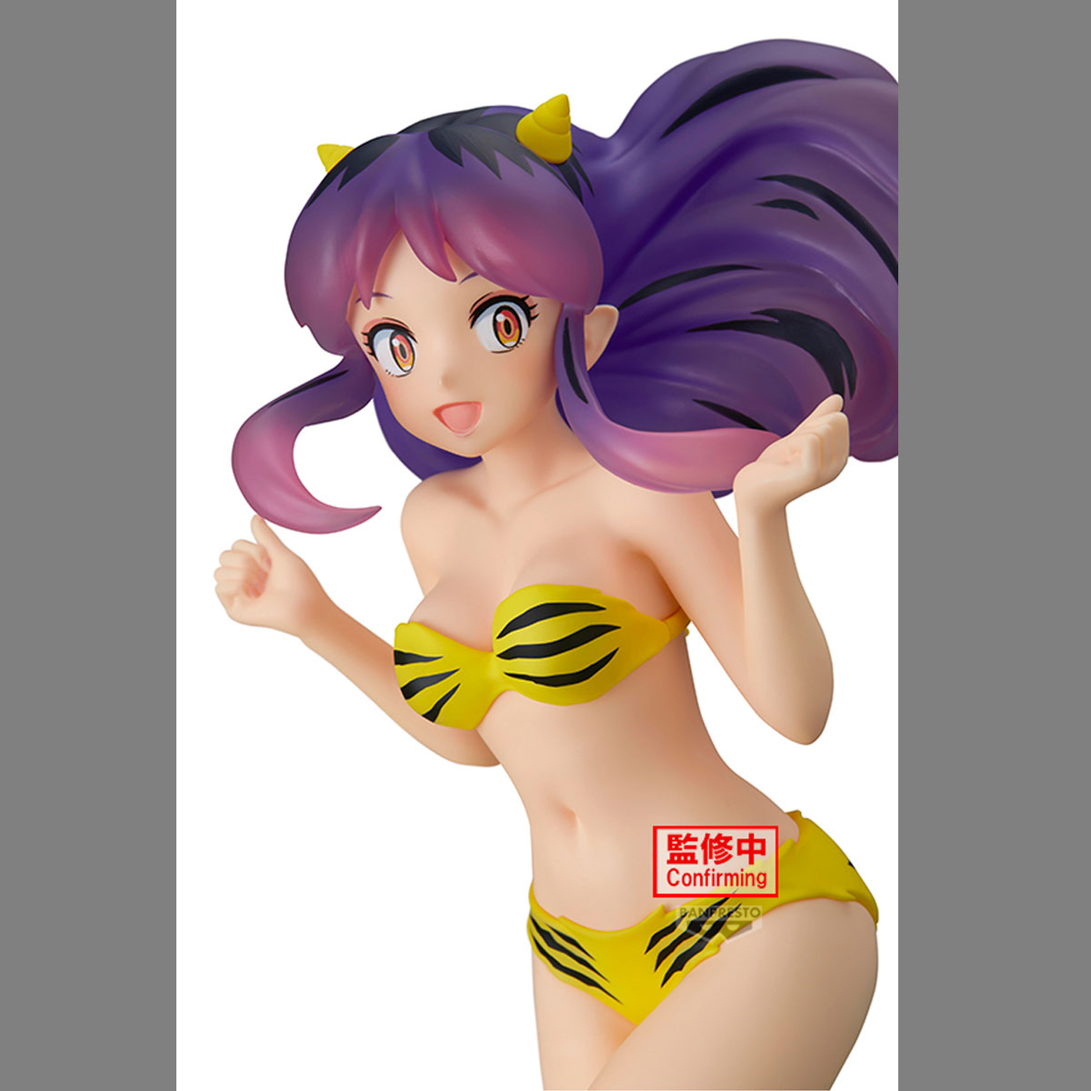 Anime-Figur einer Frau mit lila Haaren, gelbem Bikini. Sie hat Hörner und lächelt. Der Hintergrund ist weiß und grau.