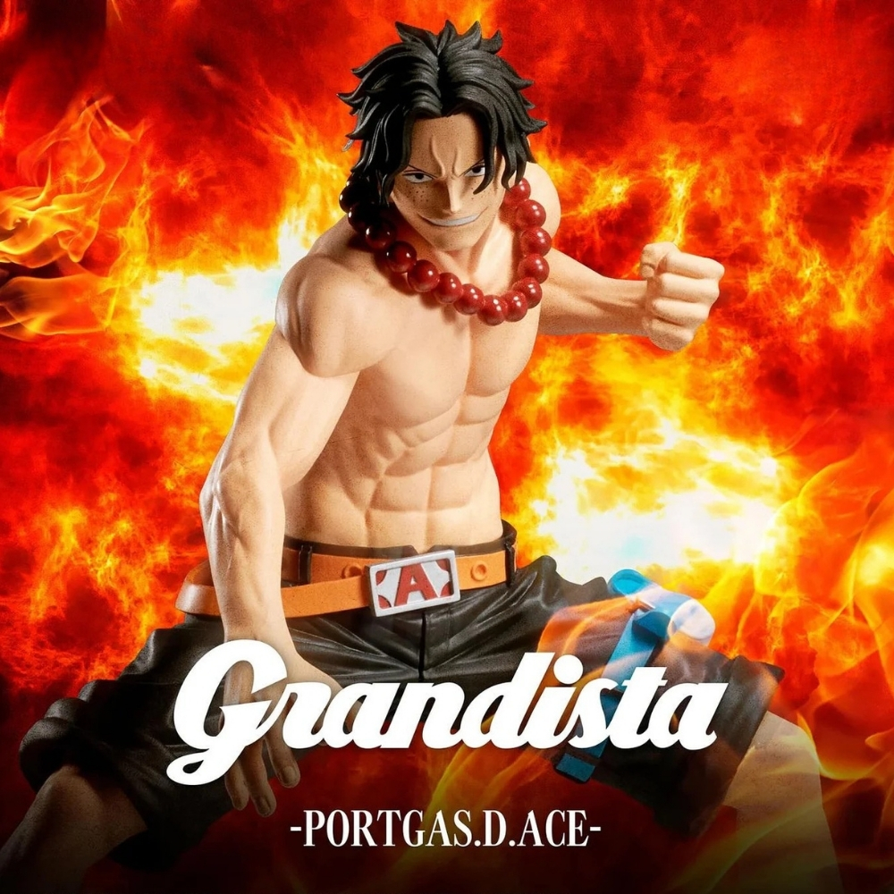 Figura de Ace de One Piece, con fondo de fuego. Tiene pelo negro, cuentas rojas y un cinturón. La figura se titula Grandista.