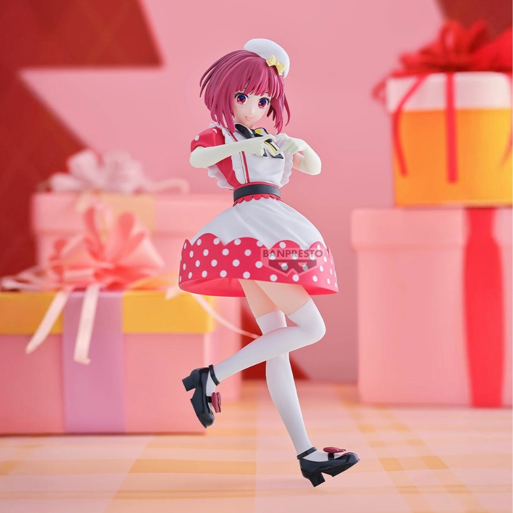 Figura de anime, vestido rojo y blanco, regalos en el fondo.