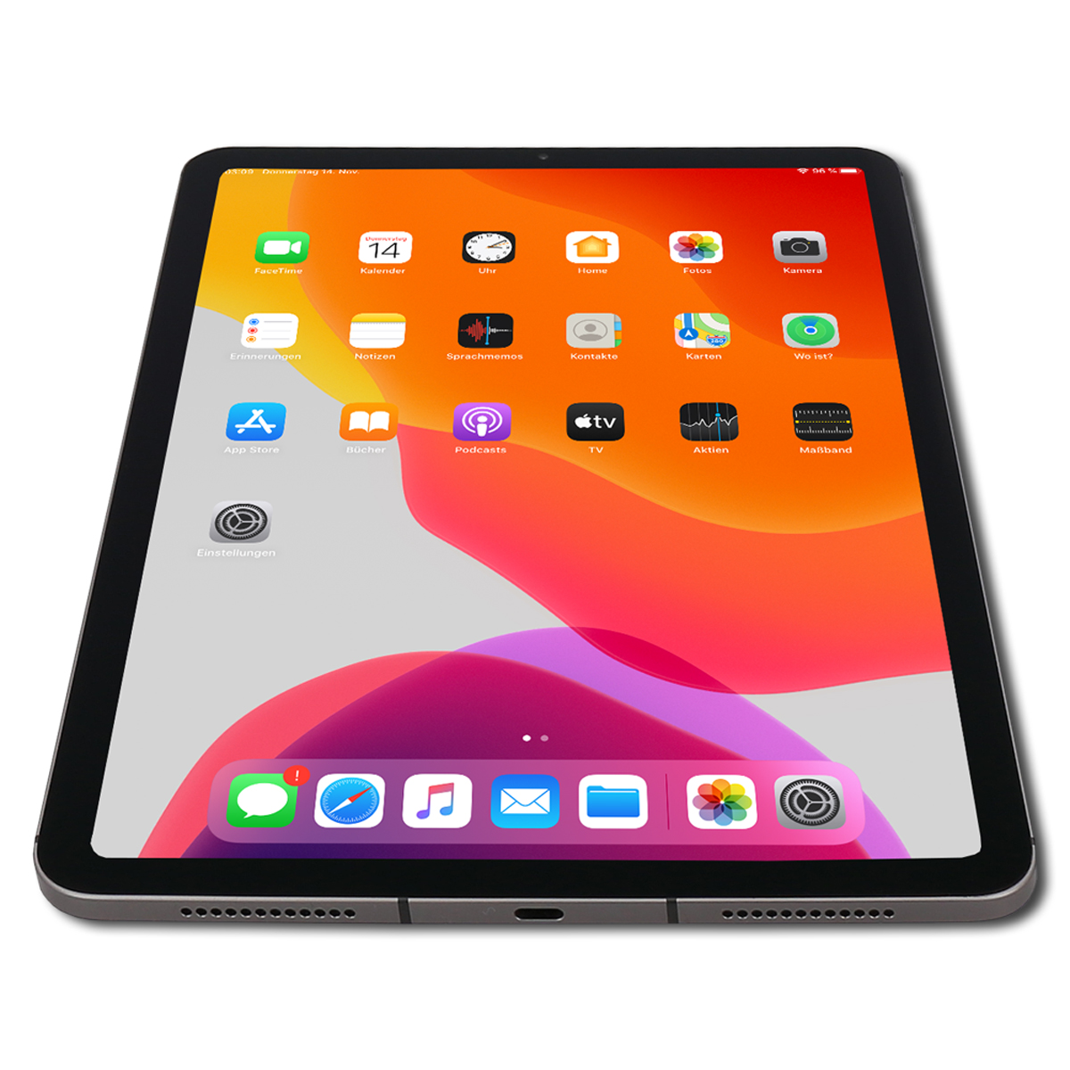 Ein iPad zeigt seinen Startbildschirm mit App-Symbolen. Der Hintergrund hat orange, rosa und weiße abstrakte Formen. Das iPad ist abgewinkelt.