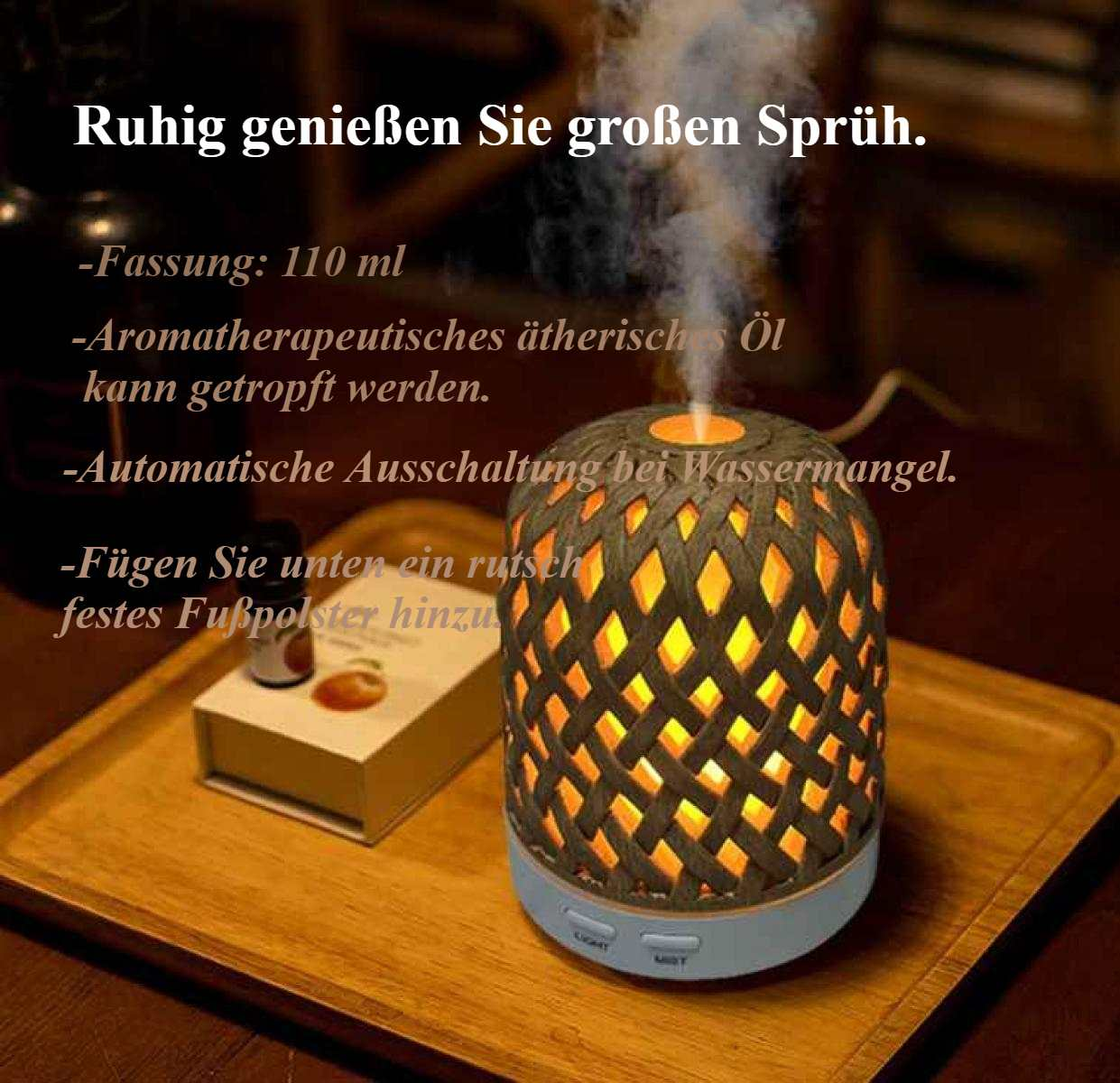 Ein Aromatherapie-Diffusor mit gewebtem Design gibt Dampf ab. Ein kleiner Karton und Text befinden sich im Hintergrund. Der Diffusor steht auf einem Holztablett.
