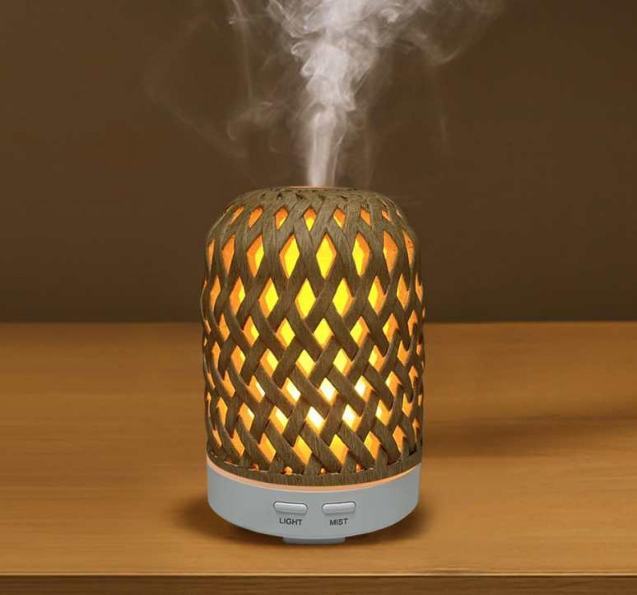 Ein dekorativer Diffusor für ätherische Öle mit gewebtem Muster. Er gibt Dampf ab und hat 'Light'- und 'Mist'-Tasten.