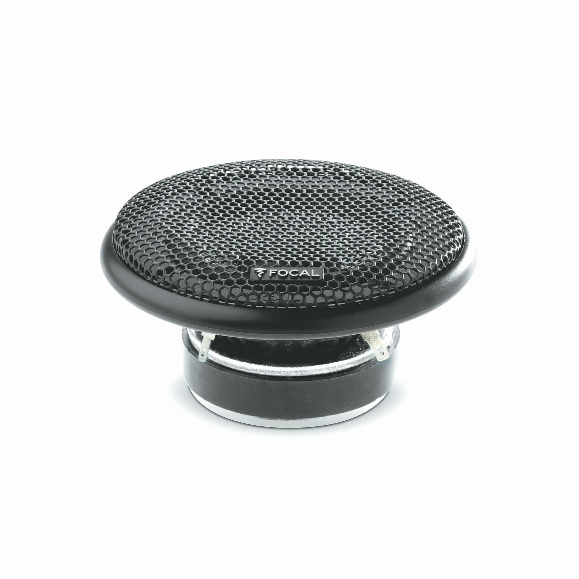 Nahaufnahme eines Lautsprechers mit schwarzem Mesh-Cover, schwarzem Rand und dem Logo 'FOCAL'. Der Hintergrund ist weiß.
