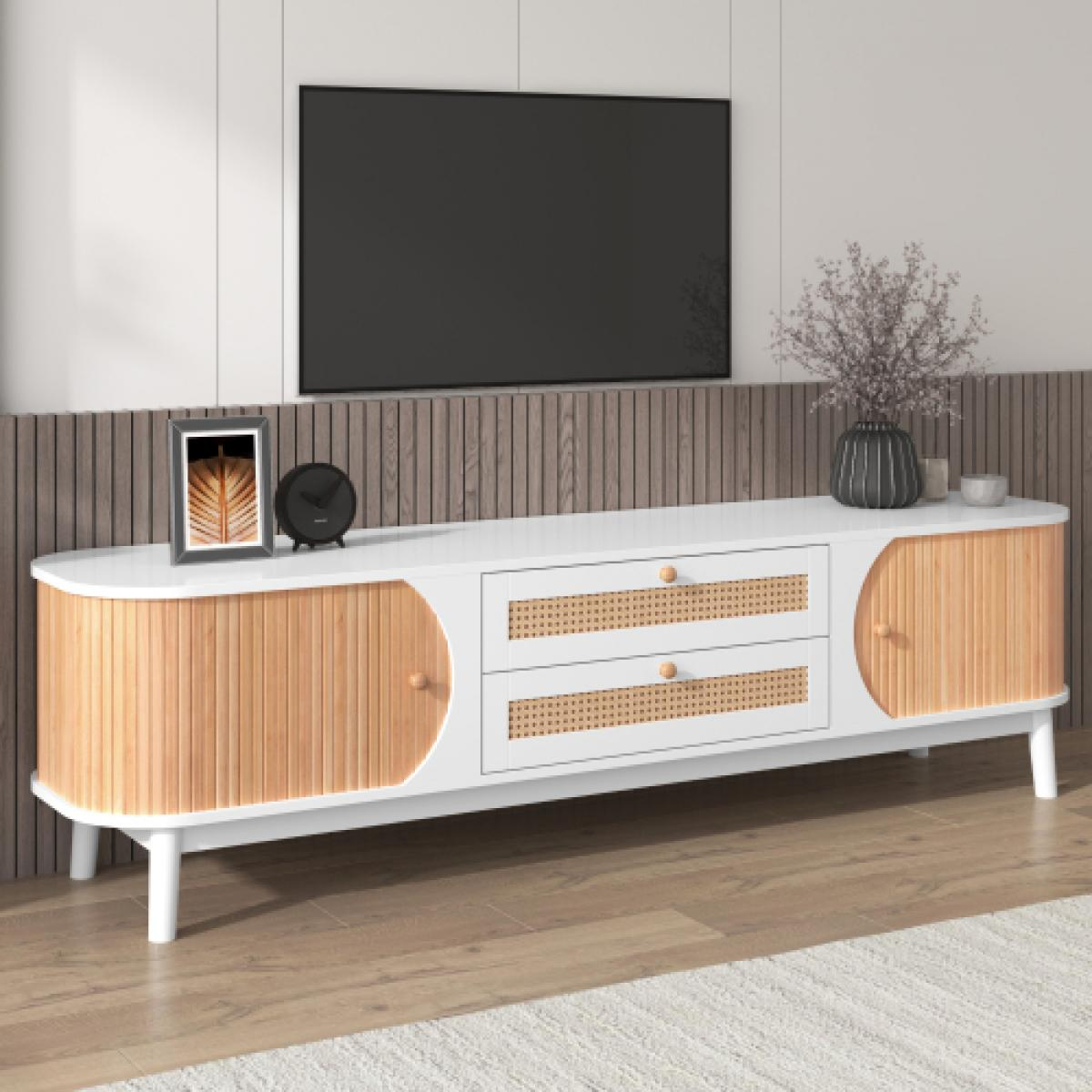 Ein moderner TV-Ständer mit einem schwarzen Fernseher darüber. Der Ständer hat eine weiße Oberseite mit Holztüren, Schubladen und einer Vase.